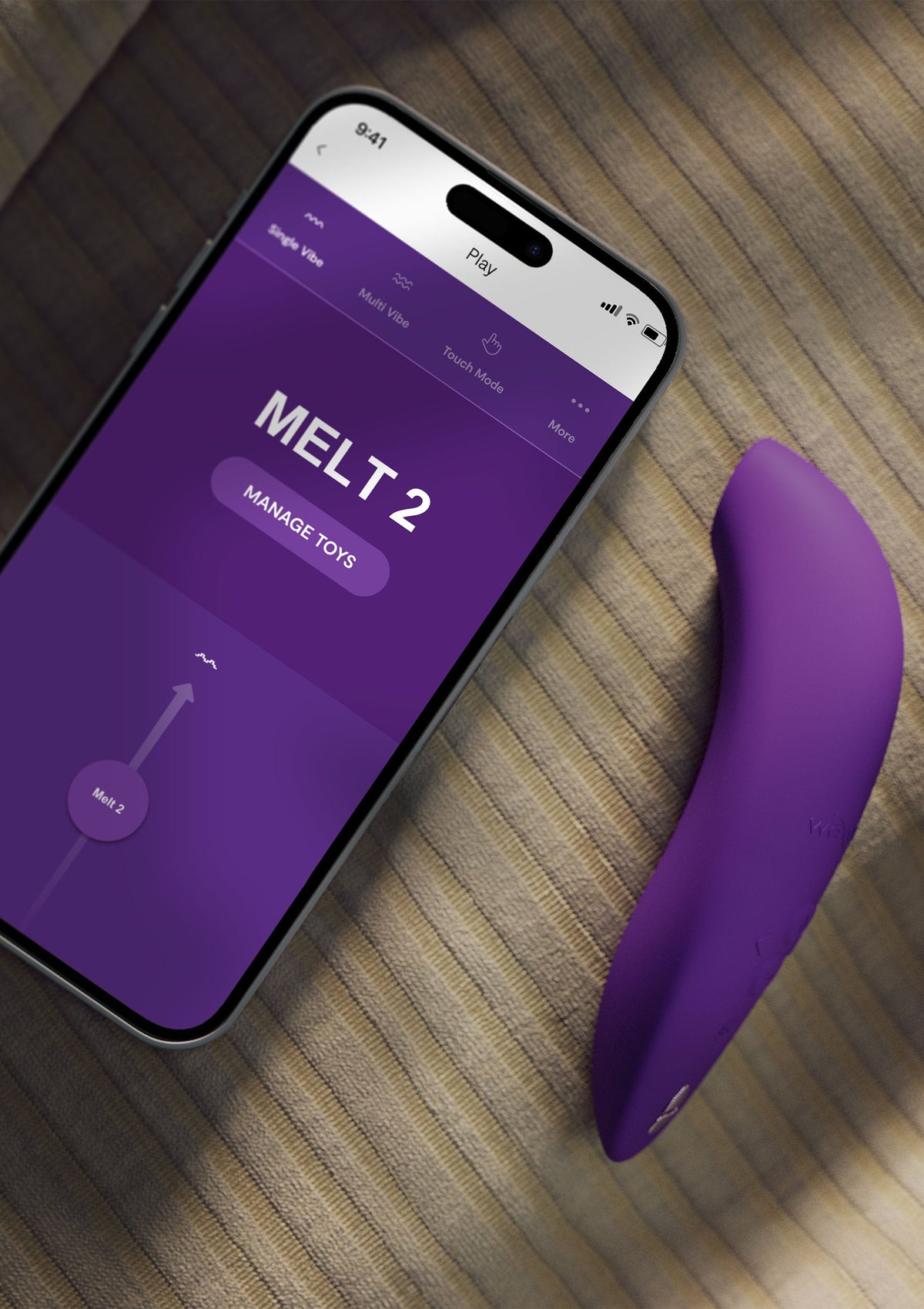 Vibromasseur violet connecté à une application sur un smartphone pour un contrôle personnalisé.; Paarse vibrator gekoppeld aan een smartphone-app voor persoonlijke controle.; Purple vibrator connected to a smartphone app for personalized control.
