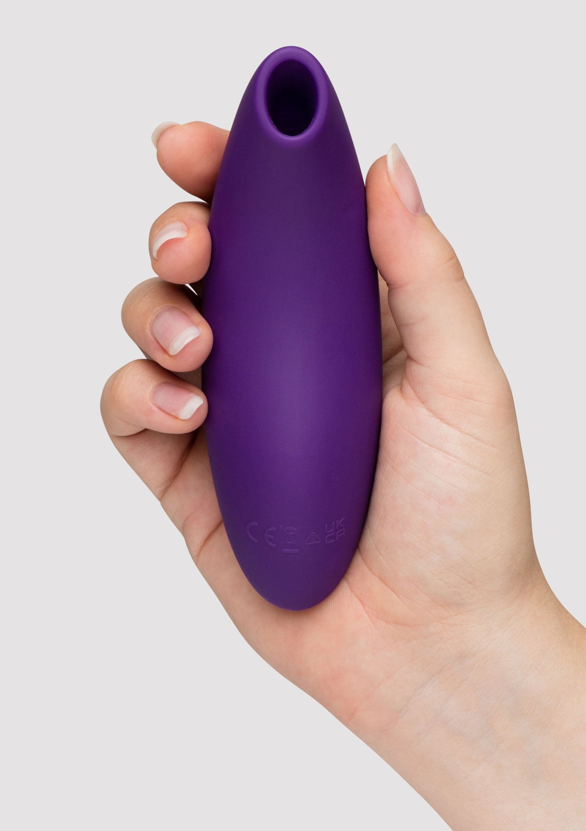 Manchon masturbatoire violet lisse pour hommes pour le plaisir intime. Jouet sexuel sûr et confortable.; Gladde paarse masturbator voor mannen voor intiem plezier. Veilig en comfortabel seksspeeltje.; Smooth purple masturbator sleeve for men for intimate pleasure. Safe and comfortable sex toy.