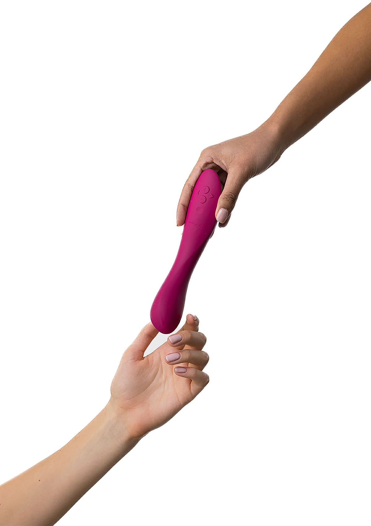 Image d'un vibromasseur rose tenu par deux mains, sur fond blanc. Parfait pour illustrer des produits de bien-être intime et de plaisir personnel.; Afbeelding van een roze vibrator die door twee handen wordt vastgehouden, op een witte achtergrond. Perfect voor het illustreren van intieme welzijnsproducten en persoonlijk genot.; Image of a pink vibrator being held by two hands, on a white background. Perfect for illustrating intimate wellness products and personal pleasure.