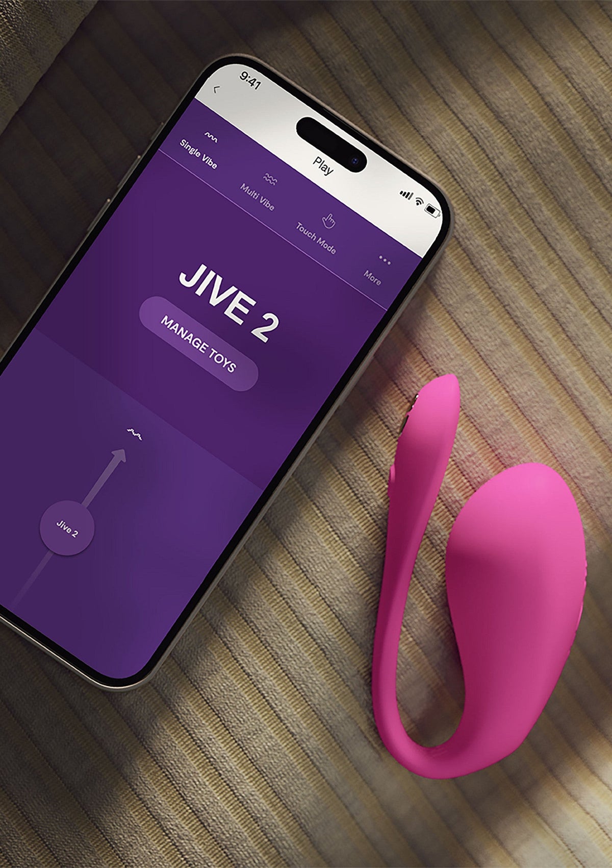 Un jouet rose Jive 2 à côté d'un téléphone portable. Découvrez des jouets connectés innovants pour le plaisir personnel.; Een roze Jive 2 speeltje naast een mobiele telefoon. Ontdek innovatief connected speelgoed voor persoonlijk plezier.; A pink Jive 2 toy next to a mobile phone. Discover innovative connected toys for personal pleasure.