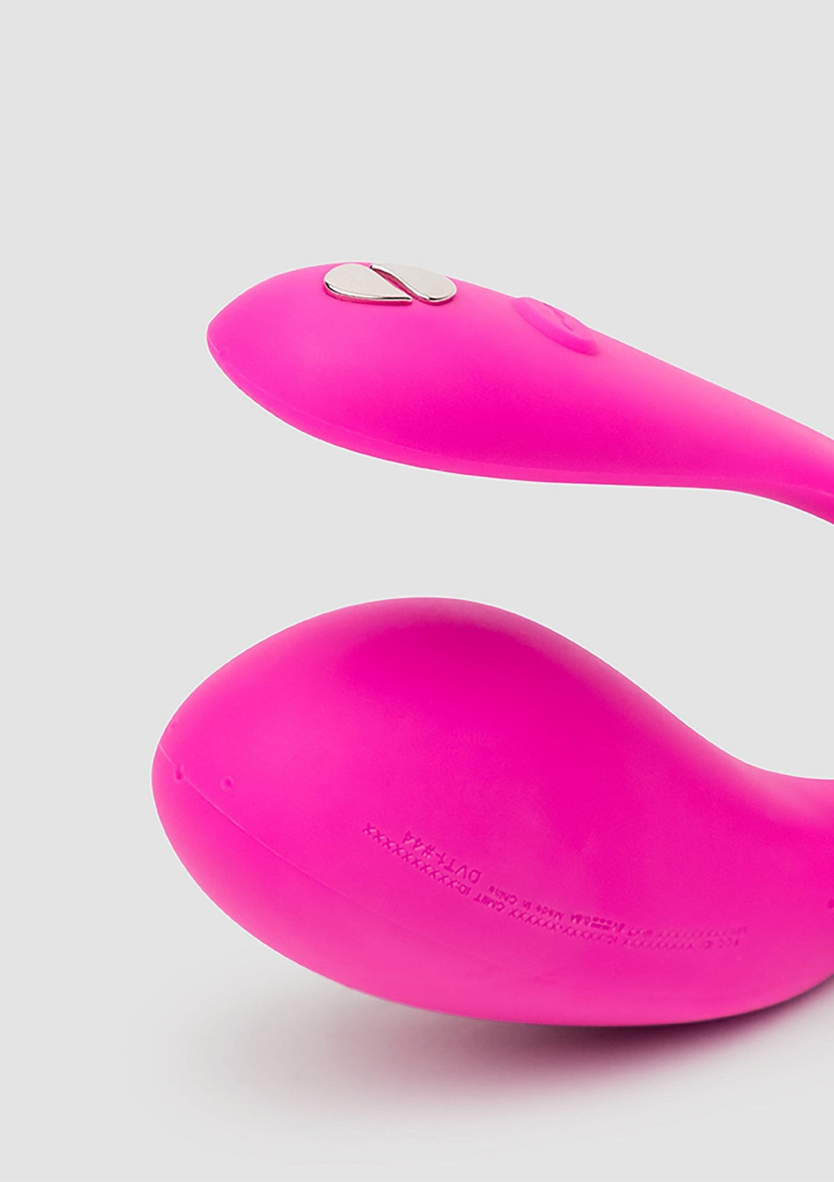 Vibromasseur rose vibrant pour le plaisir féminin et l'exploration sensuelle.; Vibrerende roze vibrator voor vrouwelijk genot en sensuele verkenning.; Vibrating pink vibrator for female pleasure and sensual exploration.