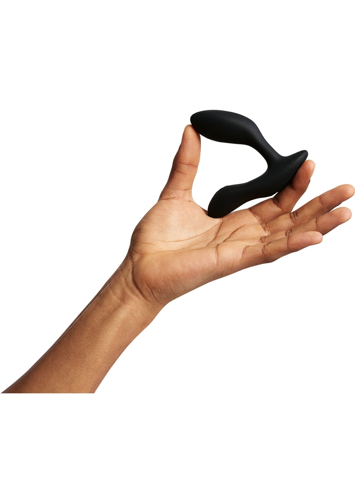 Plug anal noir présenté dans une main, pour une expérience sensuelle et intense.; Zwarte anale plug in de hand, voor een sensuele en intense ervaring.; Black butt plug displayed in a hand, for a sensual and intense experience.