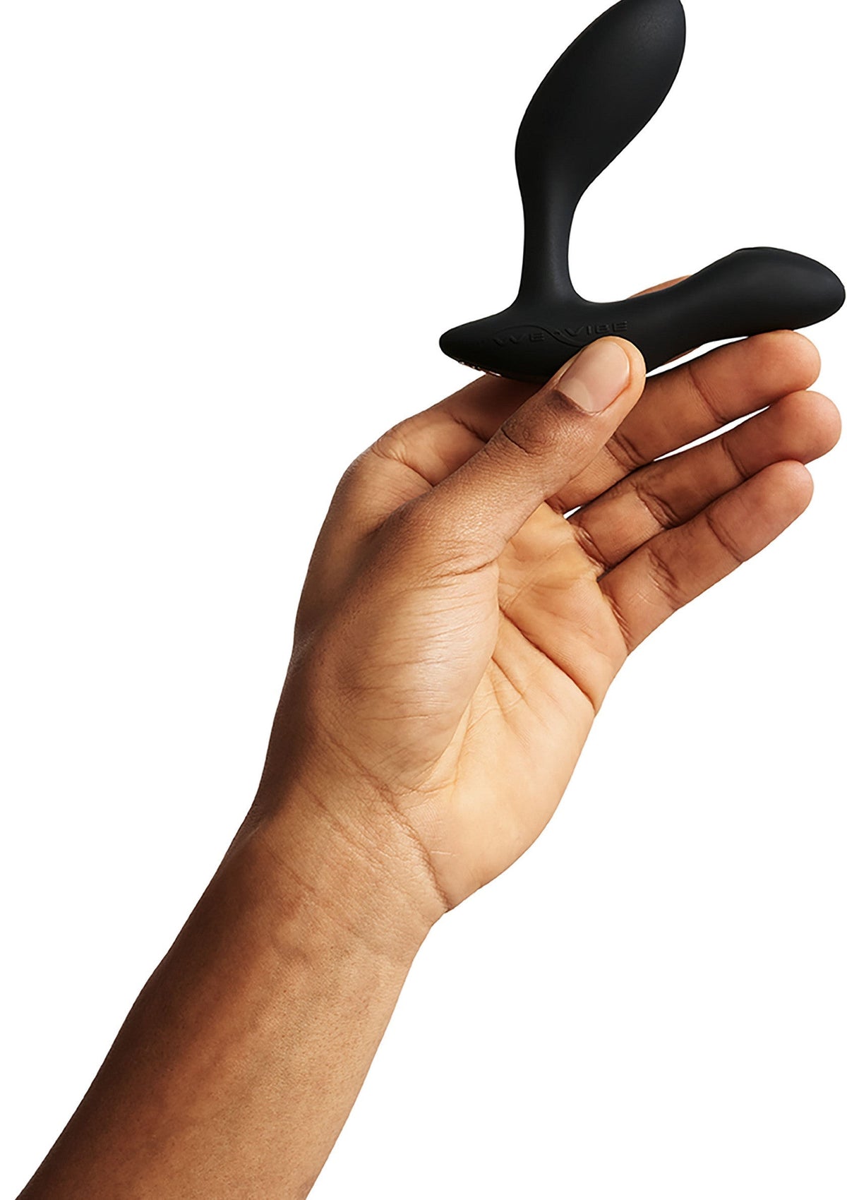 Un homme tient un sextoy anal noir en forme de Y dans sa main. Plaisir garanti.; Een man houdt een zwarte anaal seksspeeltje in Y-vorm in zijn hand. Gegarandeerd plezier.; A man holds a black Y-shaped anal sex toy in his hand. Guaranteed pleasure.
