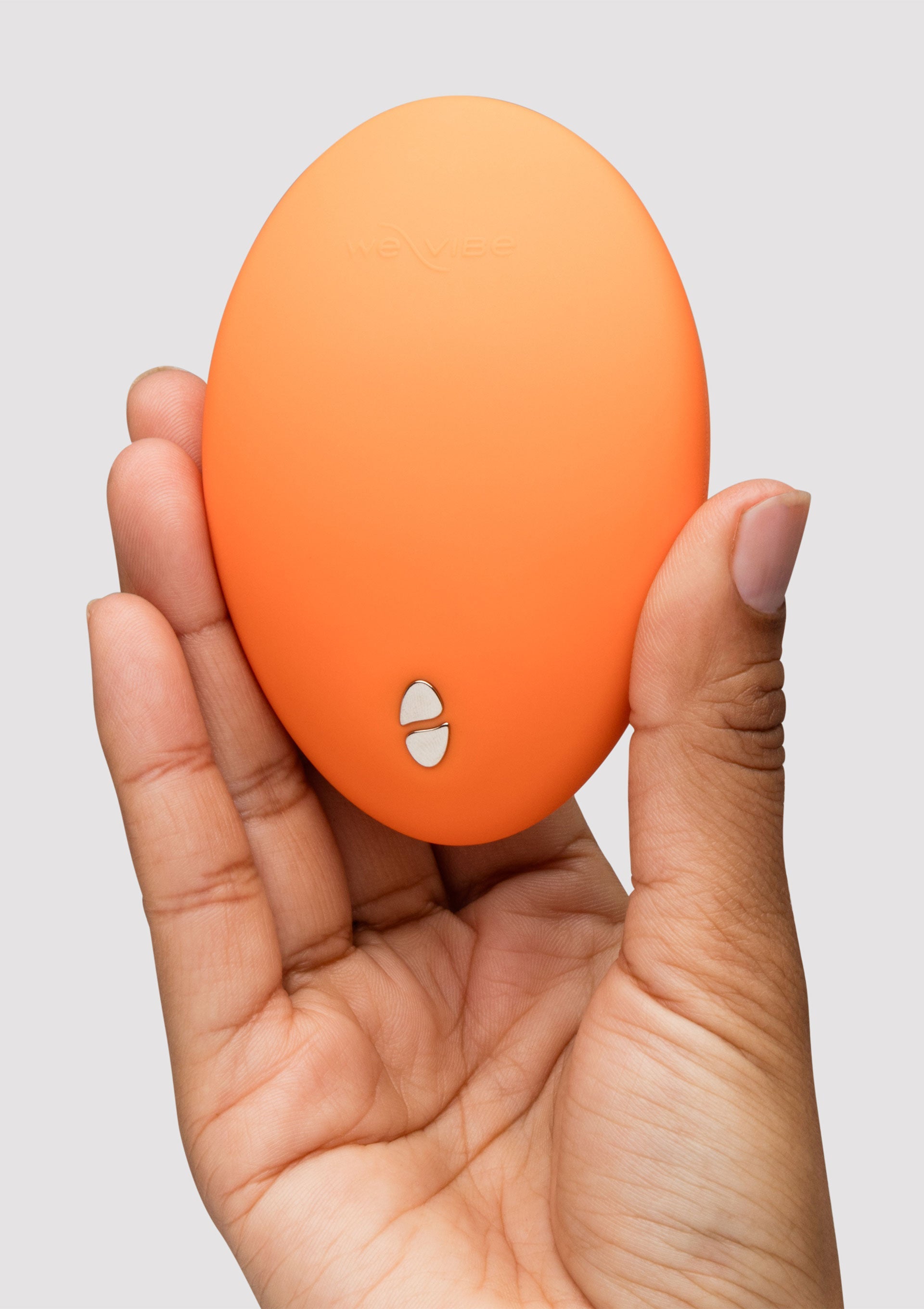 Appareil ovale orange tenu dans une main. Compact et facile à utiliser.; Oranje ovale apparaat in een hand. Compact en makkelijk te gebruiken.; Orange oval device in a hand. Compact and easy to use.