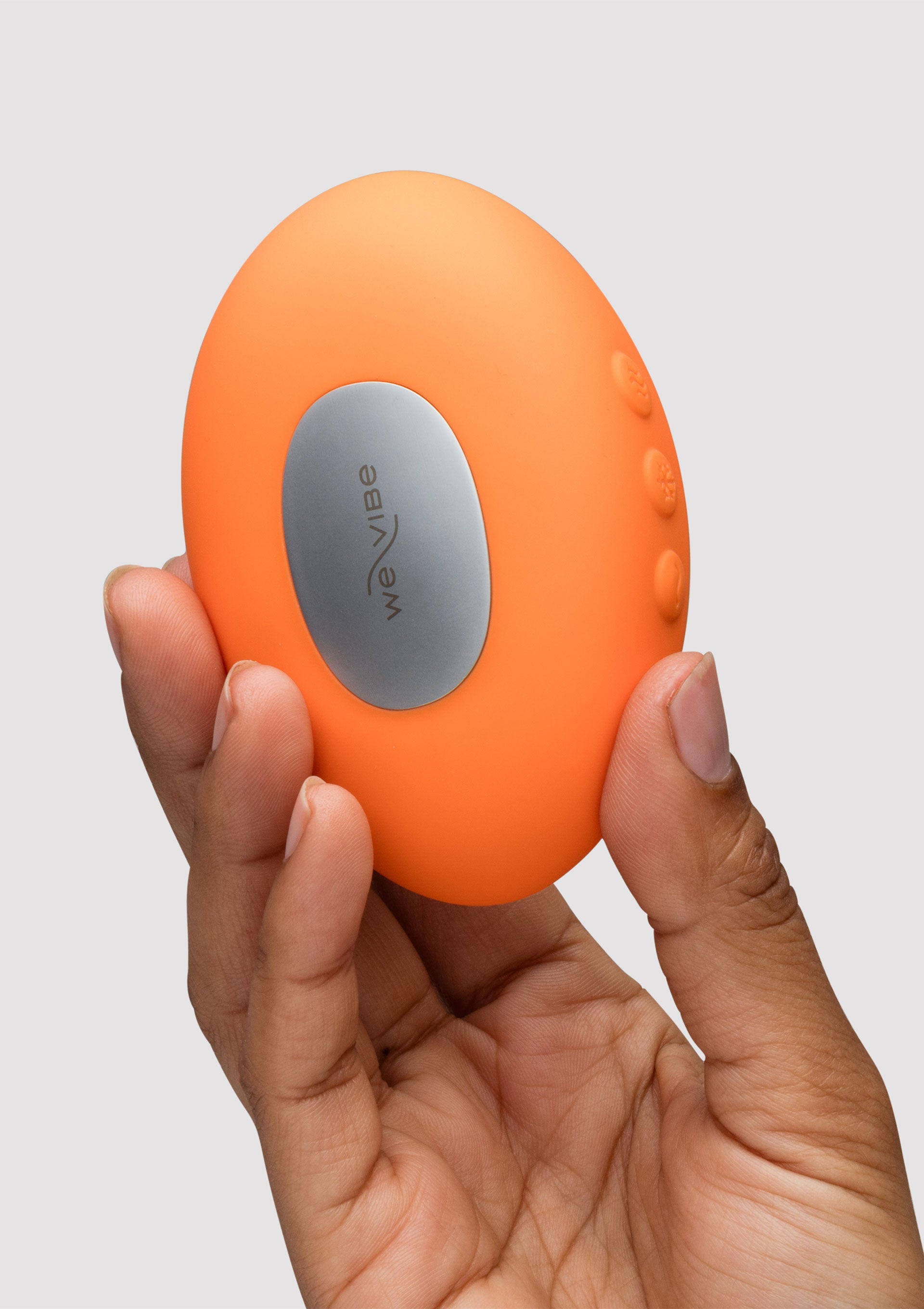 Masseur vibrant We-Vibe Tango X orange pour le plaisir sensuel et la détente.; Oranje We-Vibe Tango X vibrerende massager voor sensueel genot en ontspanning.; Orange We-Vibe Tango X vibrating massager for sensual pleasure and relaxation.