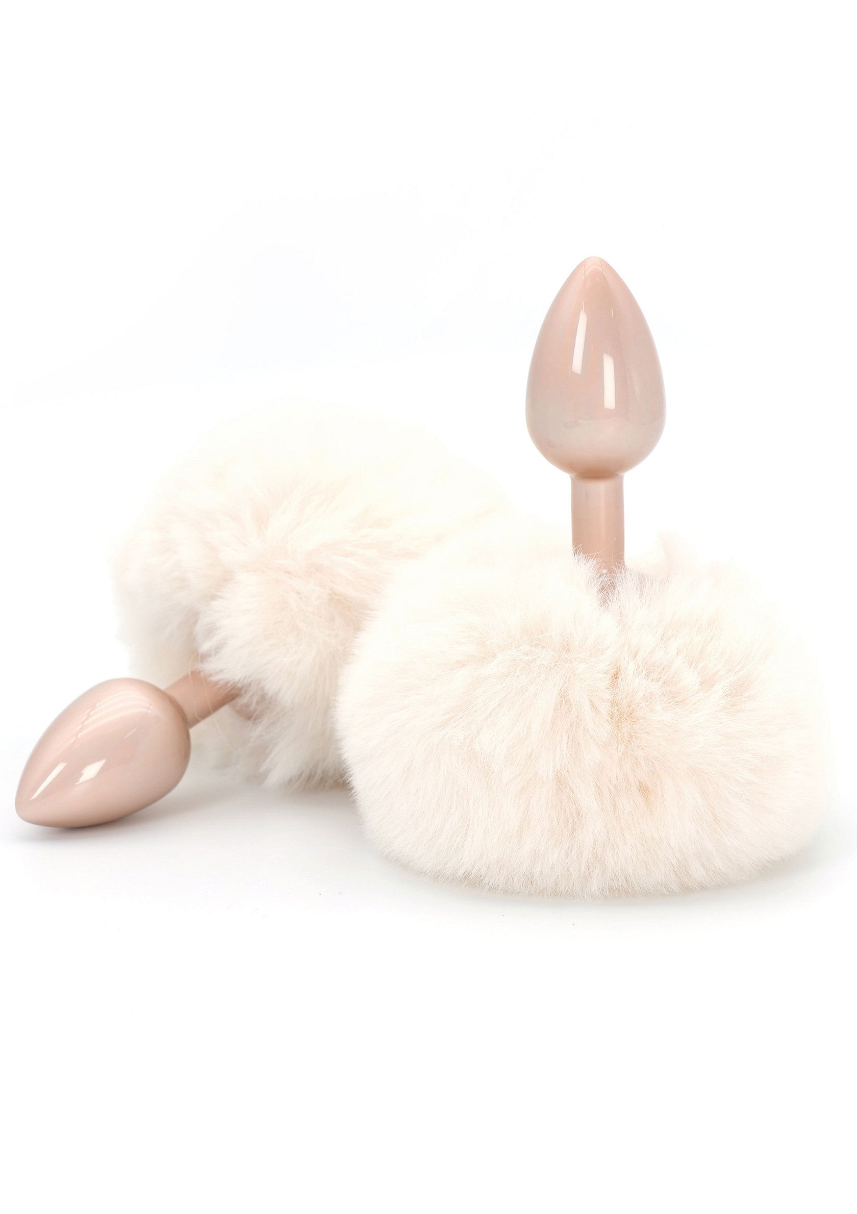 Deux plugs anaux avec des queues en fausse fourrure douce pour une sensation luxueuse et coquine.; Twee buttplugs met zachte namaakbont staarten voor een luxe en ondeugend gevoel.; Two butt plugs with soft faux fur tails for a luxurious and naughty feel.