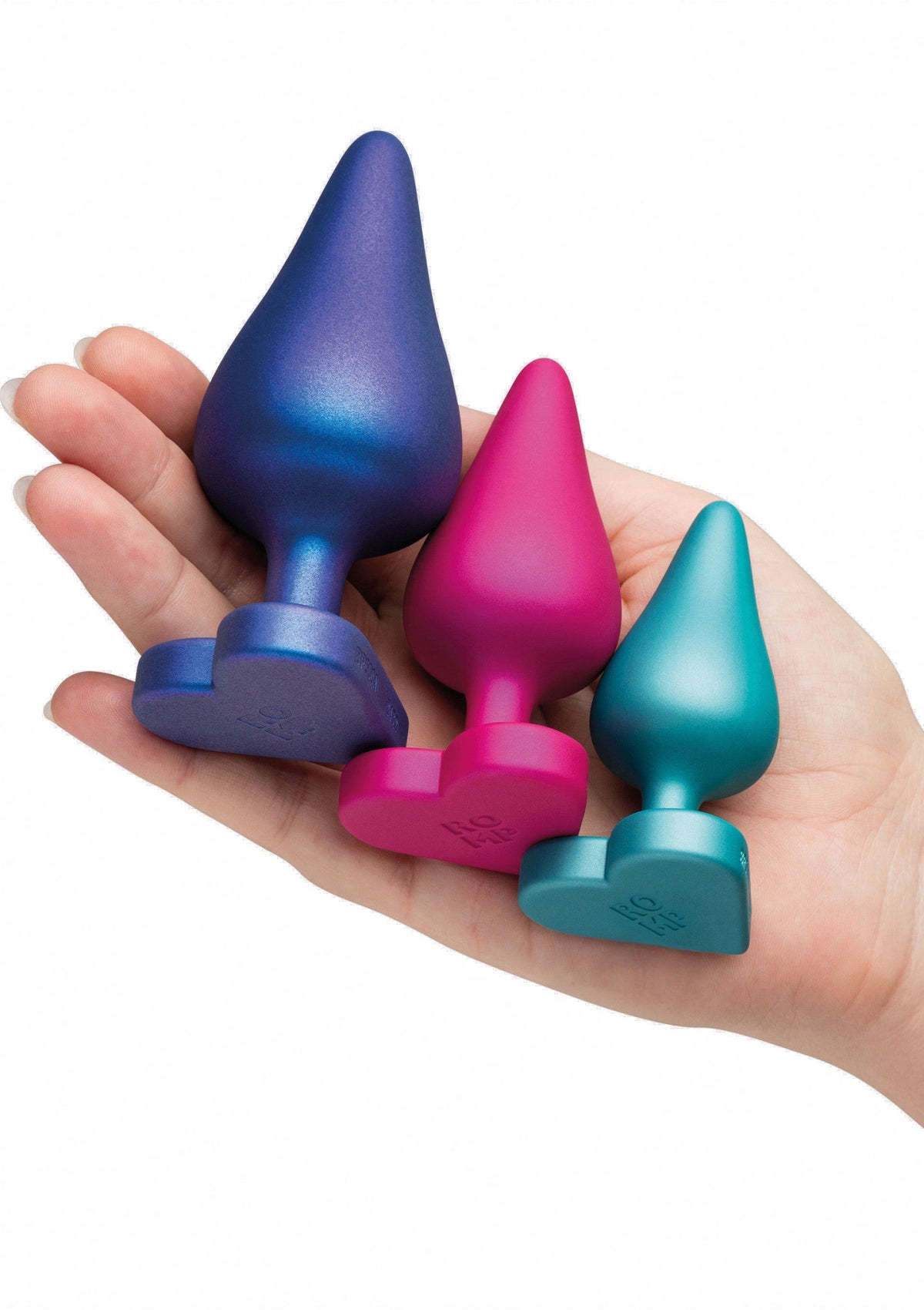 Ensemble de 3 plugs anaux de différentes tailles, en silicone lisse, pour une expérience progressive.; Set van 3 anale plugs in verschillende maten, gemaakt van gladde silicone, voor een geleidelijke ervaring.; Set of 3 butt plugs in different sizes, made of smooth silicone, for a progressive experience.
