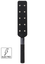 Palette électro-stimulante noire avec picots en métal pour une expérience sensorielle intense et unique.; Zwarte elektro-stimulerende paddle met metalen noppen voor een intense en unieke sensuele ervaring.; Black electro-stim paddle with metal studs for an intense and unique sensory experience.