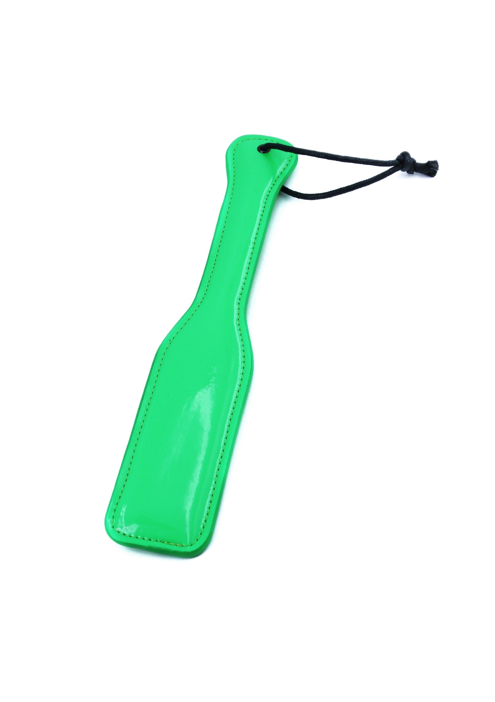 Palette de fessée verte en similicuir avec cordon noir pour suspension et rangement.; Groene paddle van imitatieleer met zwart koord om op te hangen en op te bergen.; Green faux leather paddle with black cord for hanging and storage.