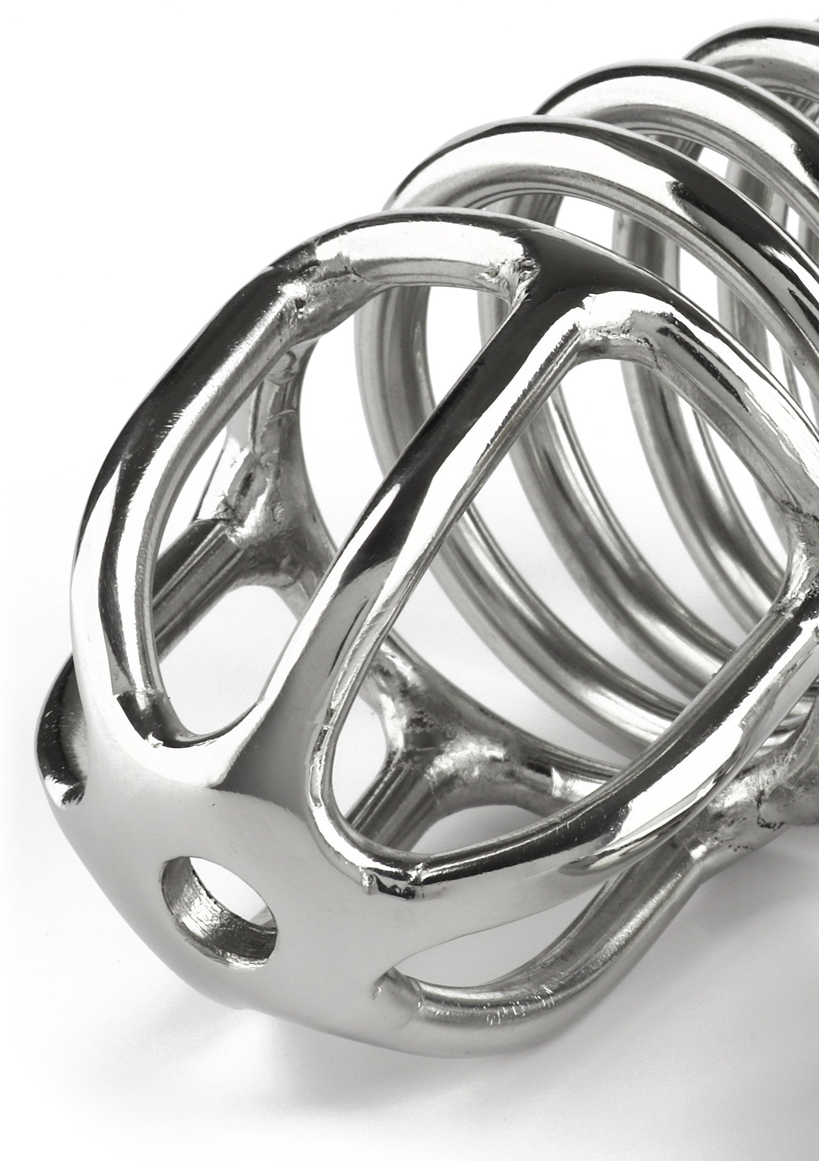 Cage de chasteté métallique, design ajouré pour une ventilation optimale et une sécurité maximale.; Metalen kuisheidskooi, open ontwerp voor optimale ventilatie en maximale veiligheid.; Metal chastity cage, open design for optimal ventilation and maximum security.