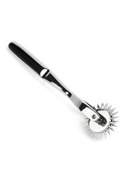 Roue à épingles en métal pour le plaisir et l'exploration sensuelle. Stimulateur de peau en acier inoxydable.; Metalen prikkelwiel voor plezier en sensuele verkenning. Roestvrijstalen huidstimulator.; Metal pinwheel for pleasure and sensual exploration. Stainless steel skin stimulator.