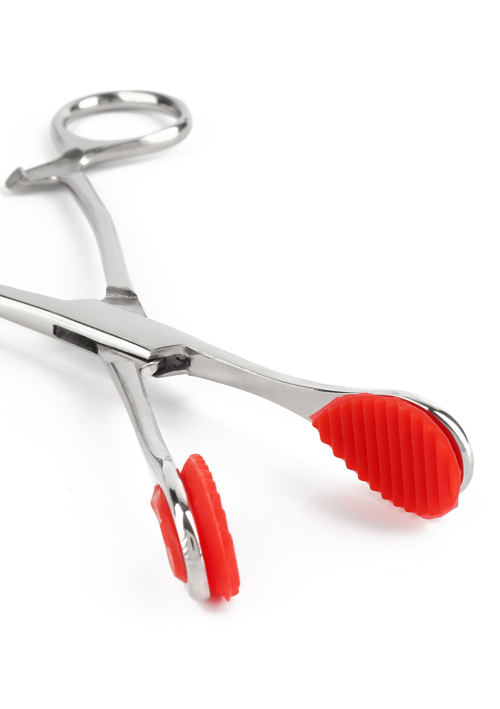 Pince à piercing en acier inoxydable avec embouts en silicone rouge pour un maintien sûr.; Roestvrijstalen piercingtang met rode siliconen tips voor een veilige grip.; Stainless steel piercing clamp with red silicone tips for a secure grip.