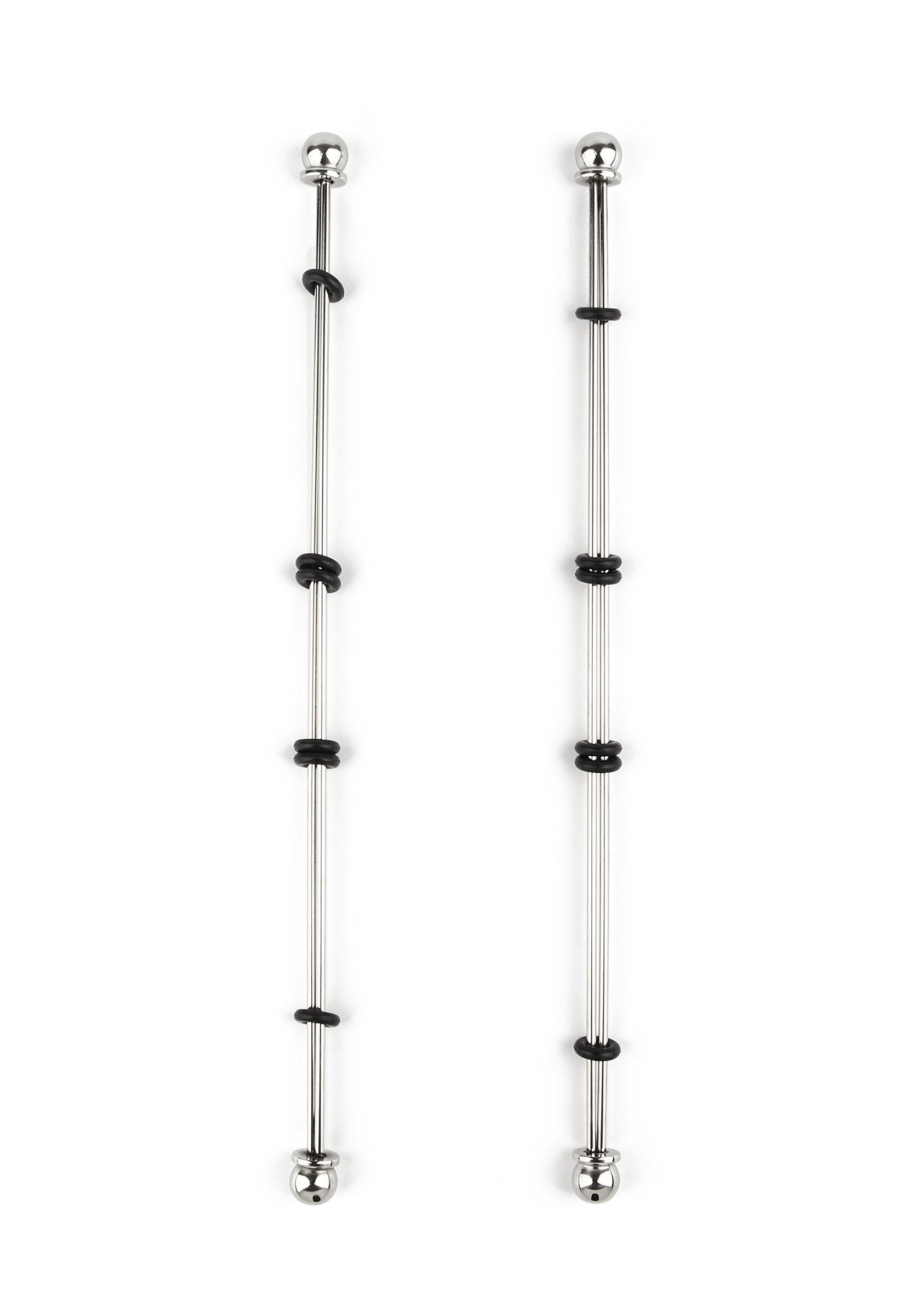 Paire de boucles d'oreilles pendantes argentées avec des anneaux noirs, style minimaliste et moderne.; Paar zilverkleurige oorhangers met zwarte ringen, minimalistische en moderne stijl.; Pair of silver-tone drop earrings with black rings, minimalist and modern style.