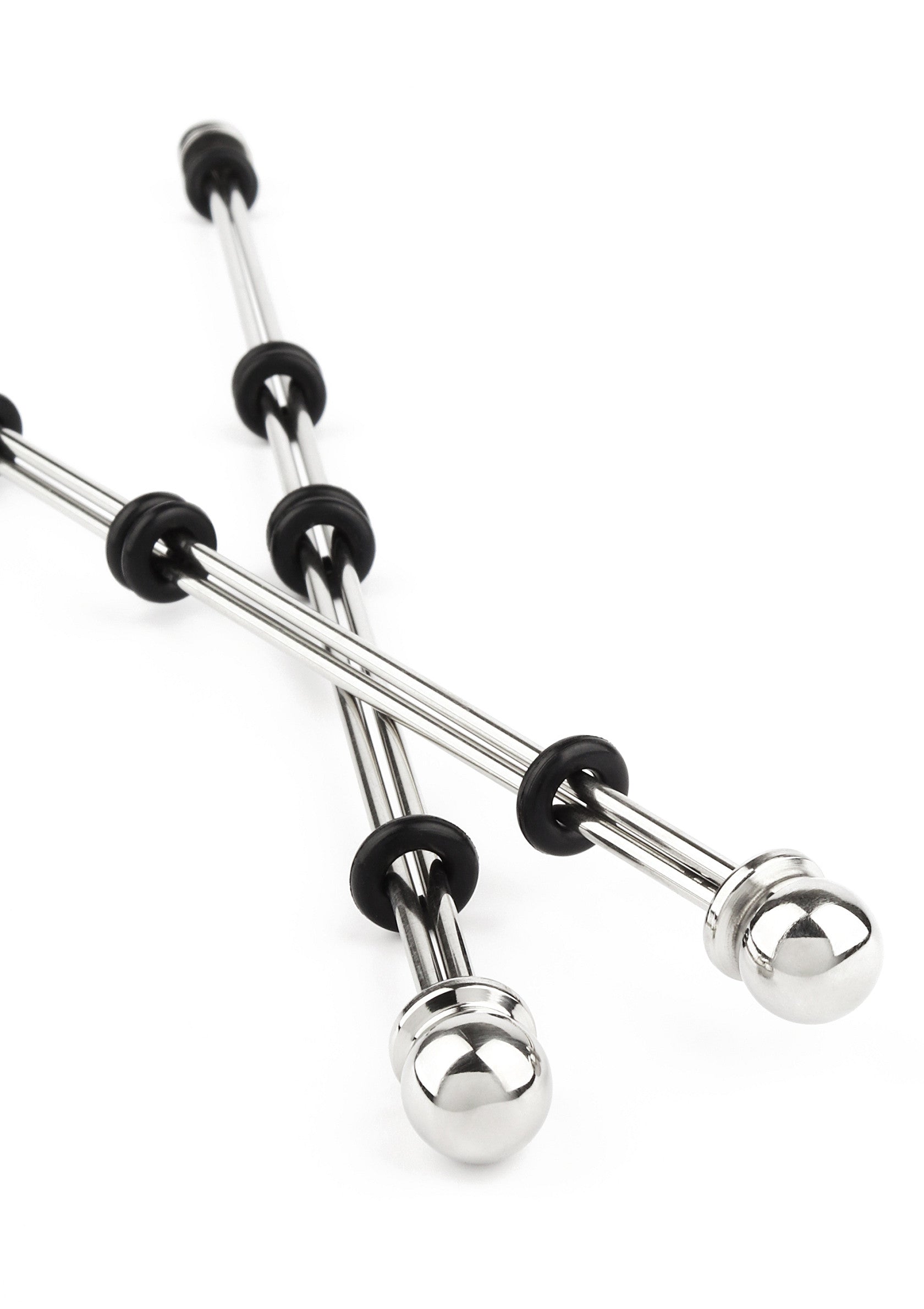 Tiges de pénis en acier inoxydable avec anneaux en caoutchouc pour le plaisir masculin.; Roestvrijstalen penisstaven met rubberen ringen voor mannelijk genot.; Stainless steel penis rods with rubber rings for male pleasure.