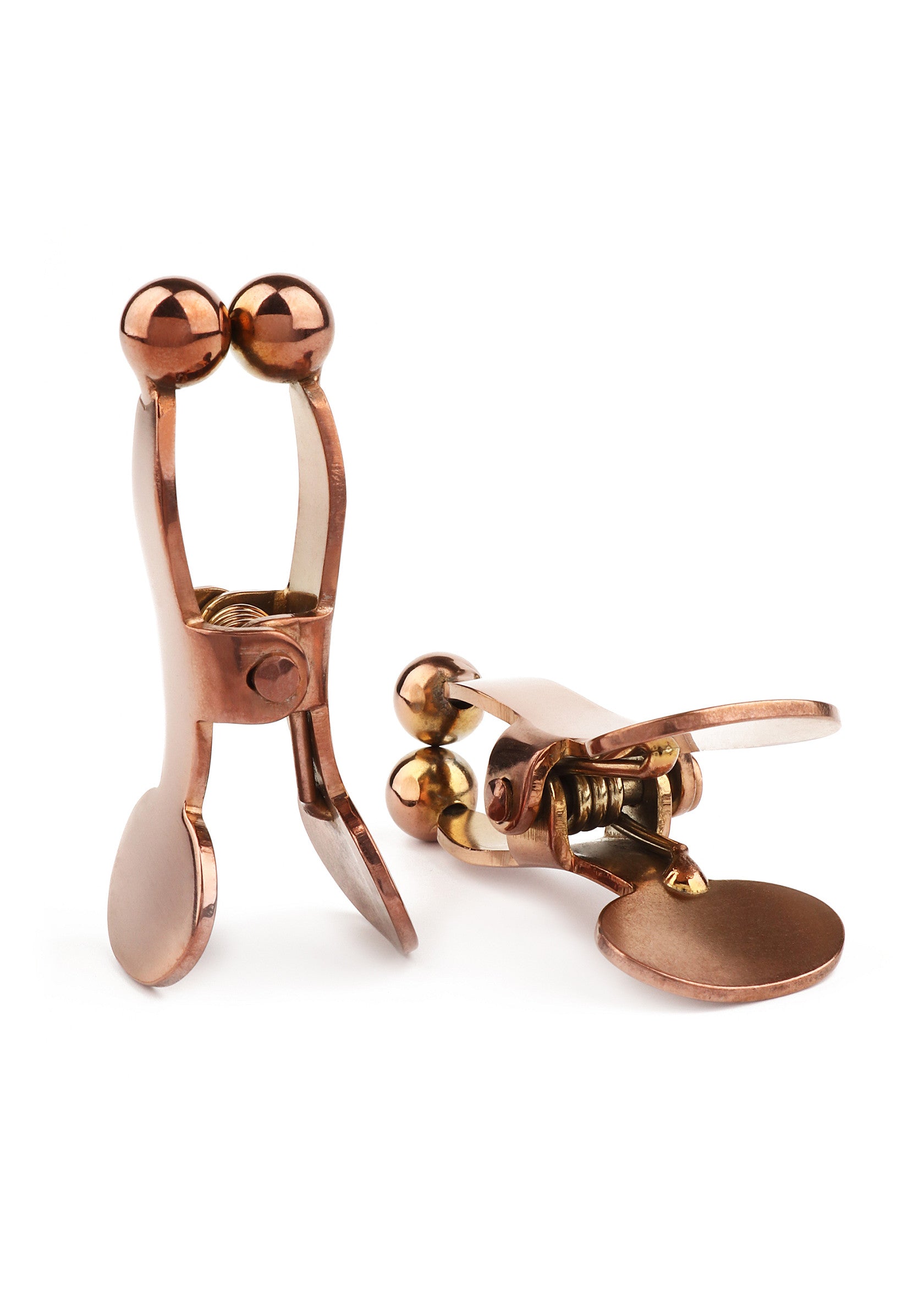 Pinces à linge décoratives en métal cuivré. Accessoires originaux et élégants pour la maison et le bureau.; Decoratieve wasknijpers van koperkleurig metaal. Originele en stijlvolle accessoires voor thuis en op kantoor.; Decorative clothespins in copper-colored metal. Original and stylish accessories for home and office.
