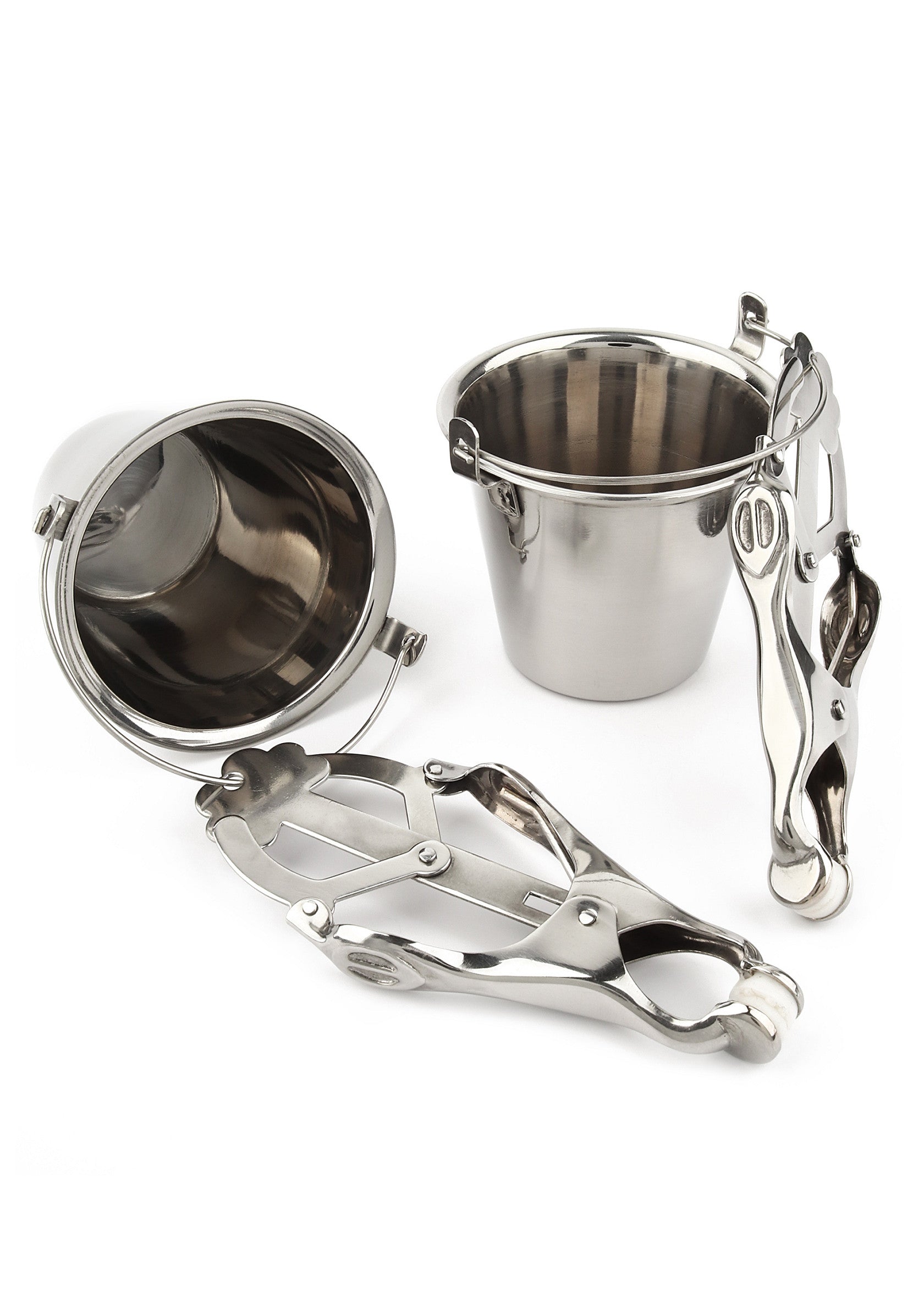 Seaux à champagne élégants et pinces à glace pour un service impeccable.; Elegante champagnekoelers en ijstangen voor een onberispelijke service.; Elegant champagne buckets and ice tongs for impeccable service.
