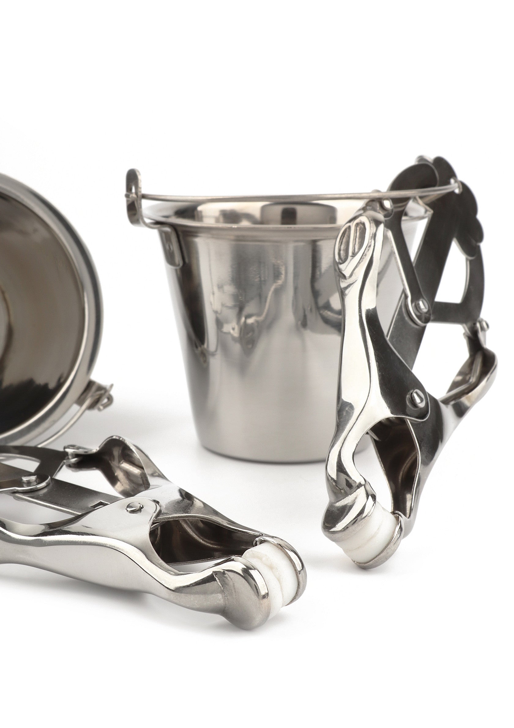 Pinces à tétons en métal et pot en inox pour jeux coquins. Matériel de bondage, accessoires BDSM.; Metalen tepelklemmen en roestvrijstalen pot voor stout spel. Bondage gear, BDSM accessoires.; Metal nipple clamps and stainless steel pot for kinky play. Bondage gear, BDSM accessories.