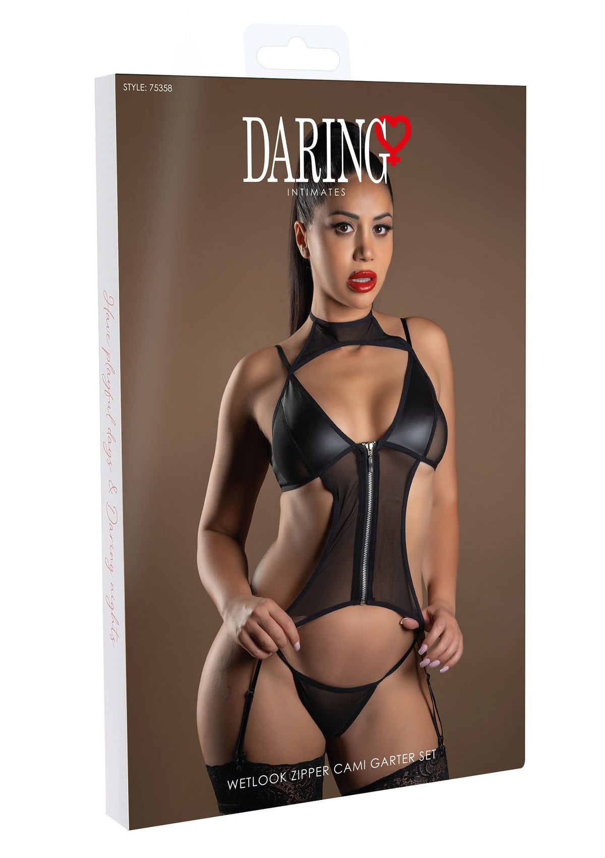 Ensemble cami en similicuir noir avec fermeture éclair et jarretières. Lingerie coquine pour moments spéciaux.; Zwarte wetlook cami set met rits en jarretels. Verleidelijke lingerie voor speciale momenten.; Black wetlook zipper cami garter set. Seductive lingerie for special moments.