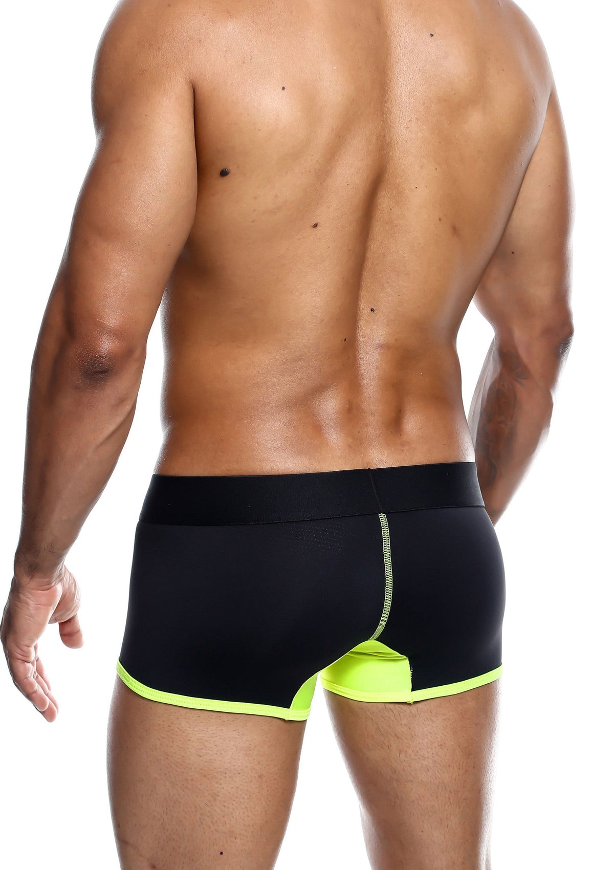 Boxer noir et jaune pour homme. Un sous-vêtement confortable et élégant.; Zwarte en gele boxershort voor heren. Een comfortabel en stijlvol ondergoed.; Men's black and yellow boxer briefs. Comfortable and stylish underwear.