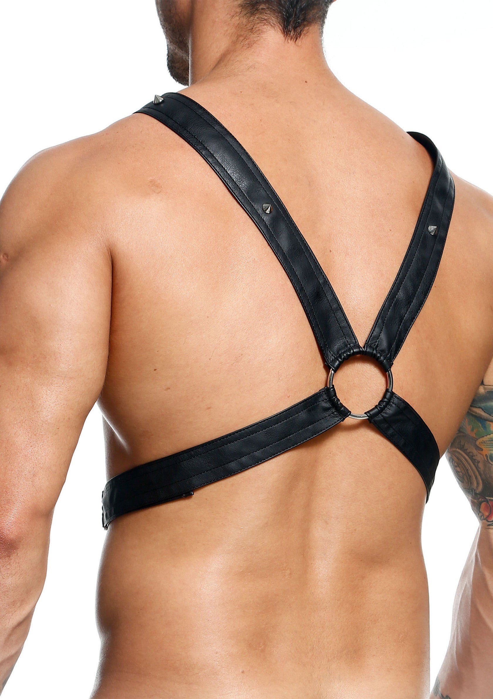 Harnais en cuir noir audacieux pour homme. Accessoire de mode pour un look unique et sexy.; Stoer zwart leren harnas voor mannen. Modeaccessoire voor een unieke en sexy look.; Edgy black leather harness for men. Fashion accessory for a unique and sexy look.