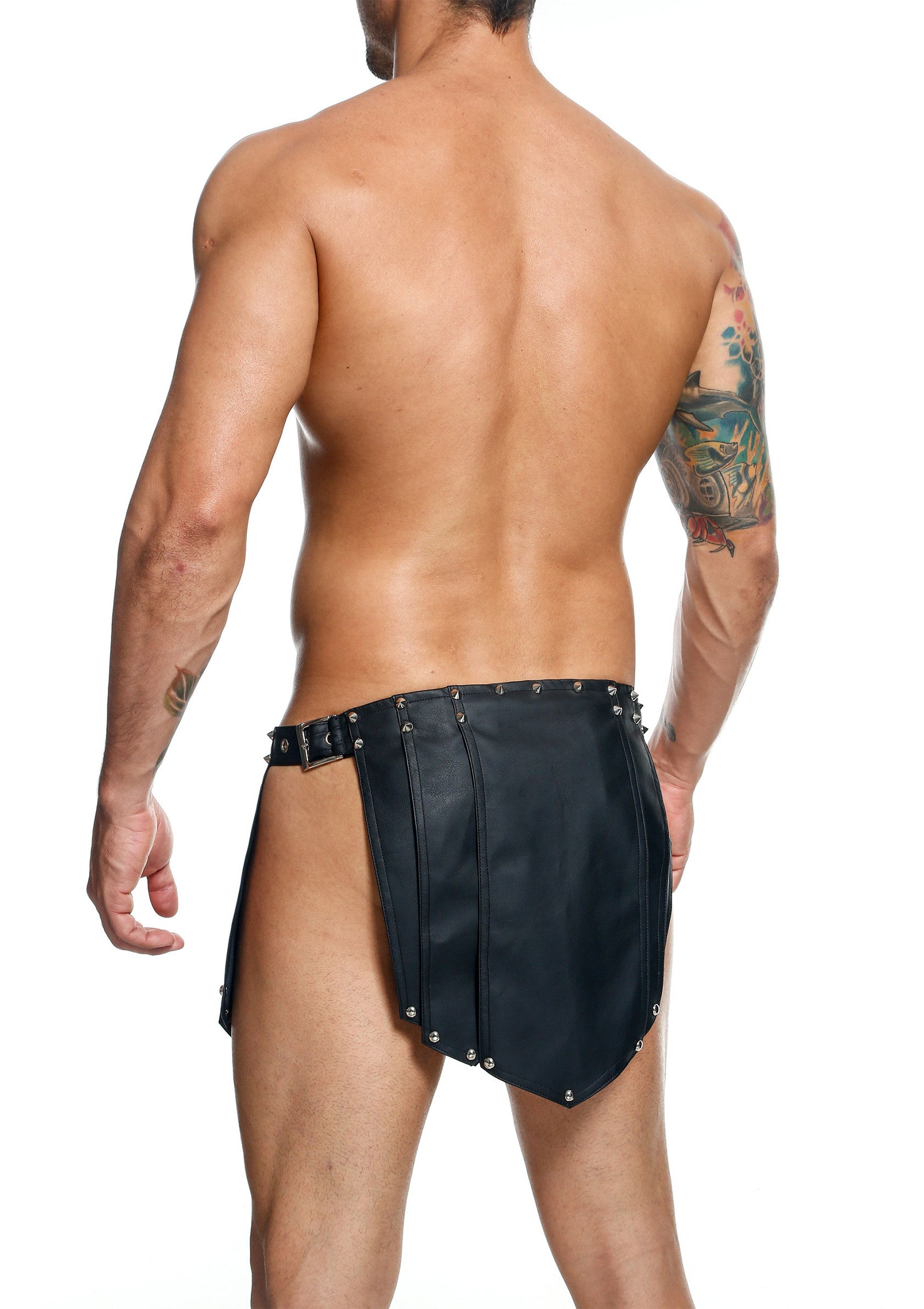 Jupe de combat en cuir cloutée pour homme. Style audacieux et sexy pour votre prochaine soirée ou événement.; Stoere leren rok voor mannen met studs. Gewaagde en sexy stijl voor je volgende feest of evenement.; Studded leather battle skirt for men. Daring & sexy style for your next party or event.