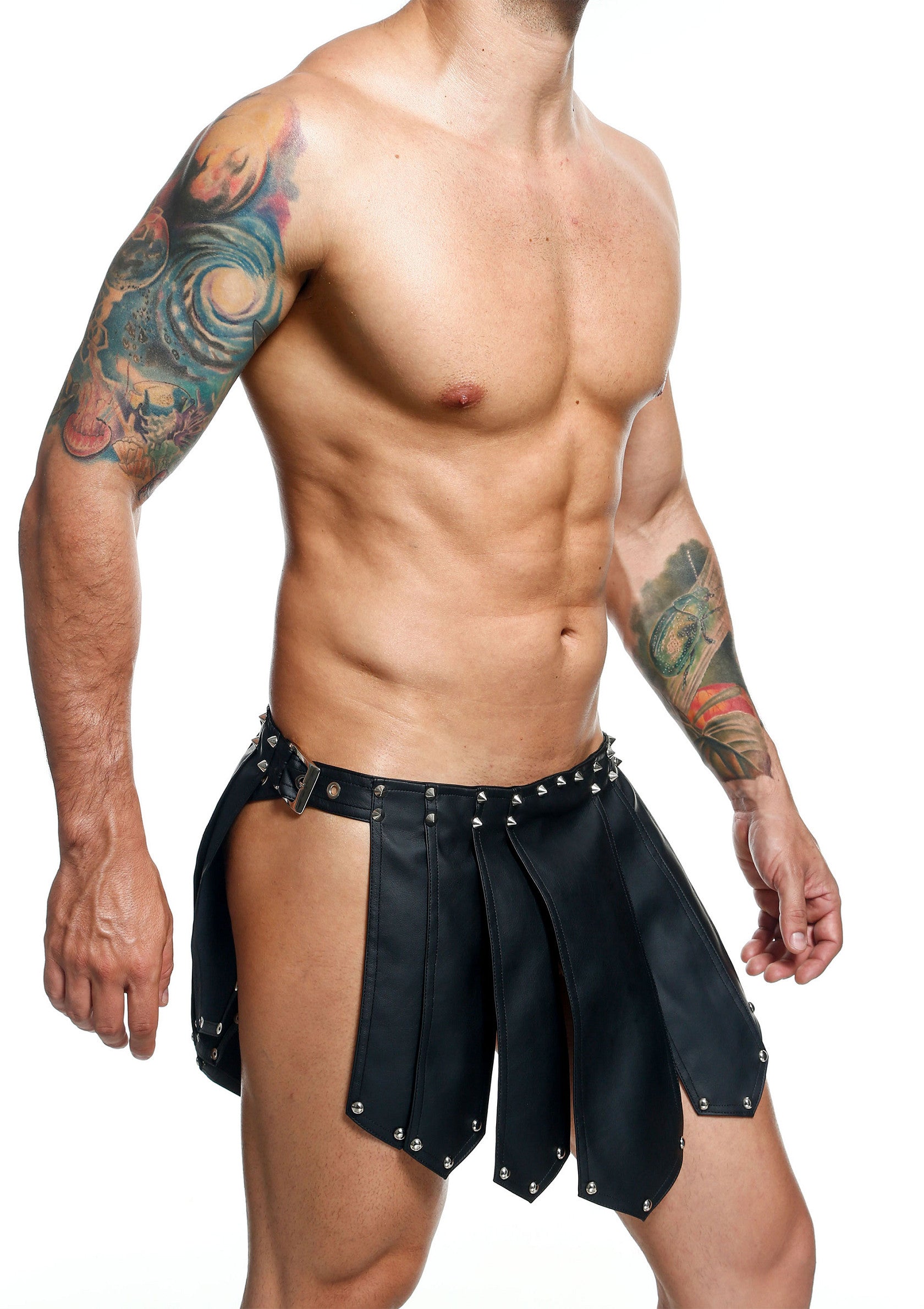Jupe de spartiate en cuir clouté, taille ajustable. Un look sexy et original garanti !; Zwarte leren Spartaanse rok met studs en verstelbare taille. Een sexy en originele look!; Studded leather Spartan skirt with adjustable waist. A sexy and original look guaranteed!