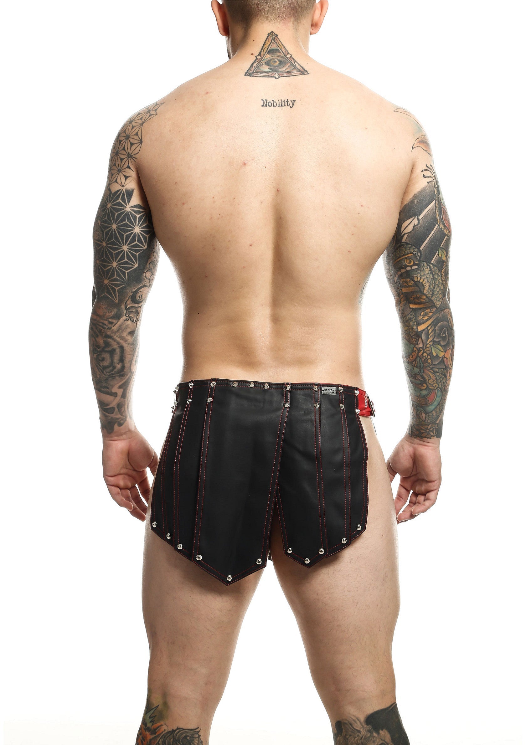 Jupe courte en cuir noir avec des rivets, pour un look audacieux et original.; Zwarte leren rok met studs voor een gedurfde, unieke look.; Black leather kilt with studs, for a daring and unique look.