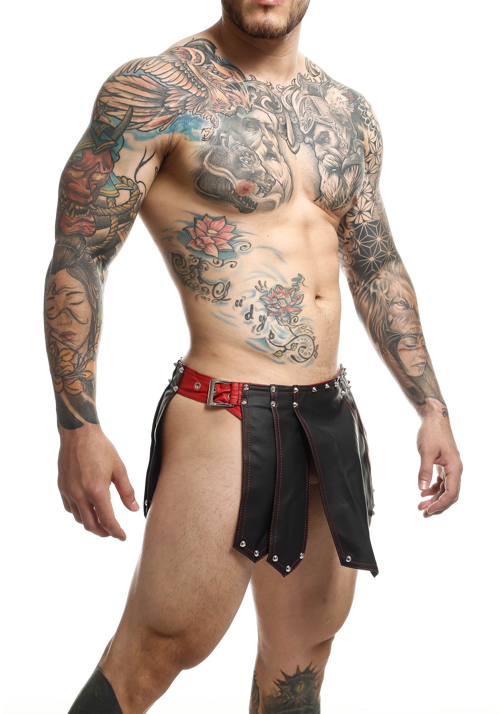 Jupe en cuir cloutée pour hommes. Style gladiateur, sexy et audacieux. ; Leren rok met studs voor heren. Gladiator stijl, sexy en gedurfd.; Studded leather skirt for men. Gladiator style, sexy and daring.