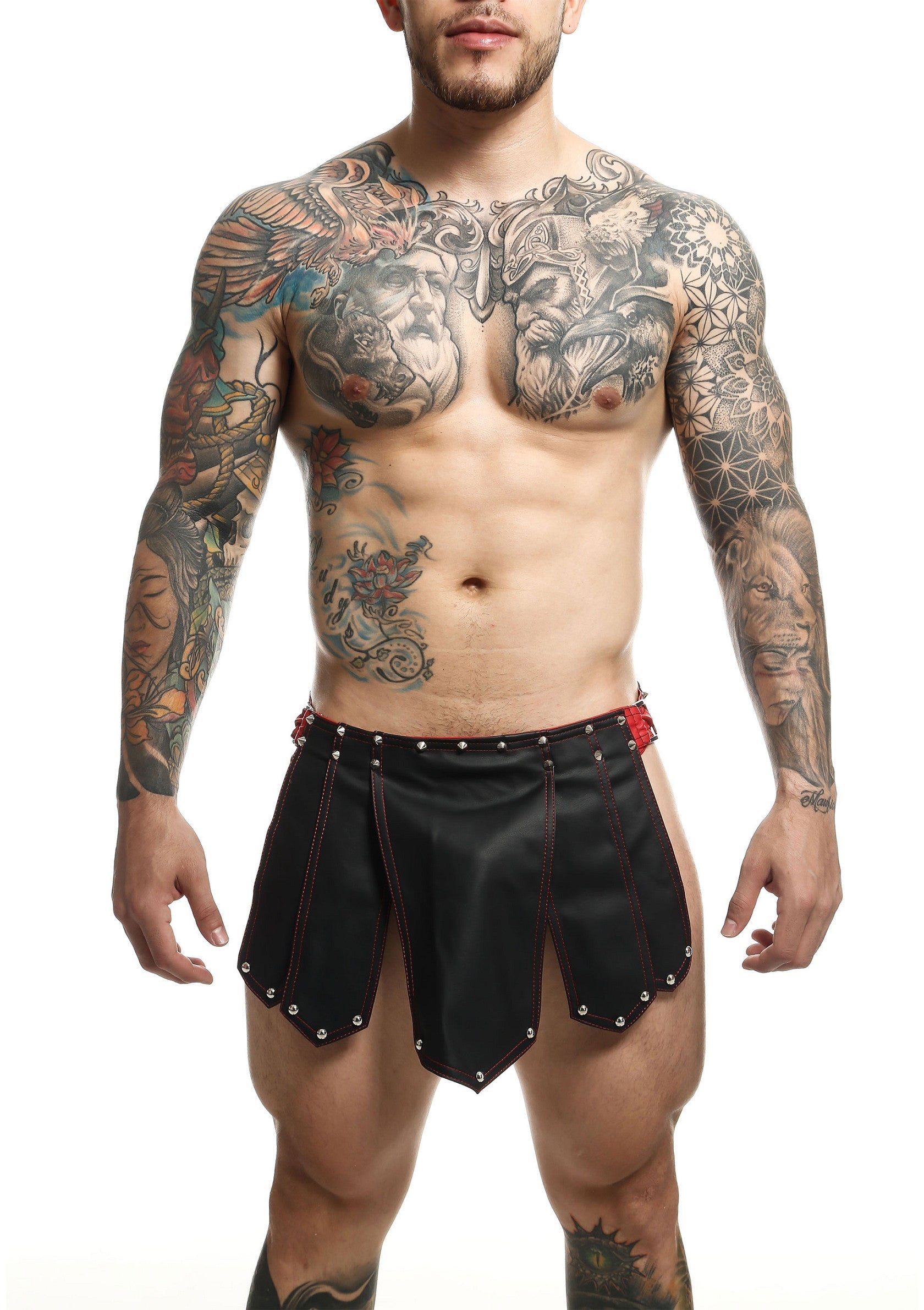 Jupe de guerrier sexy. Jupe noire courte pour homme. Vêtements masculins originaux et séduisants.; Sexy krijgerrok. Korte zwarte herenrok. Originele en verleidelijke herenkleding.; Sexy warrior skirt. Short black mens skirt. Original and seductive menswear clothing.