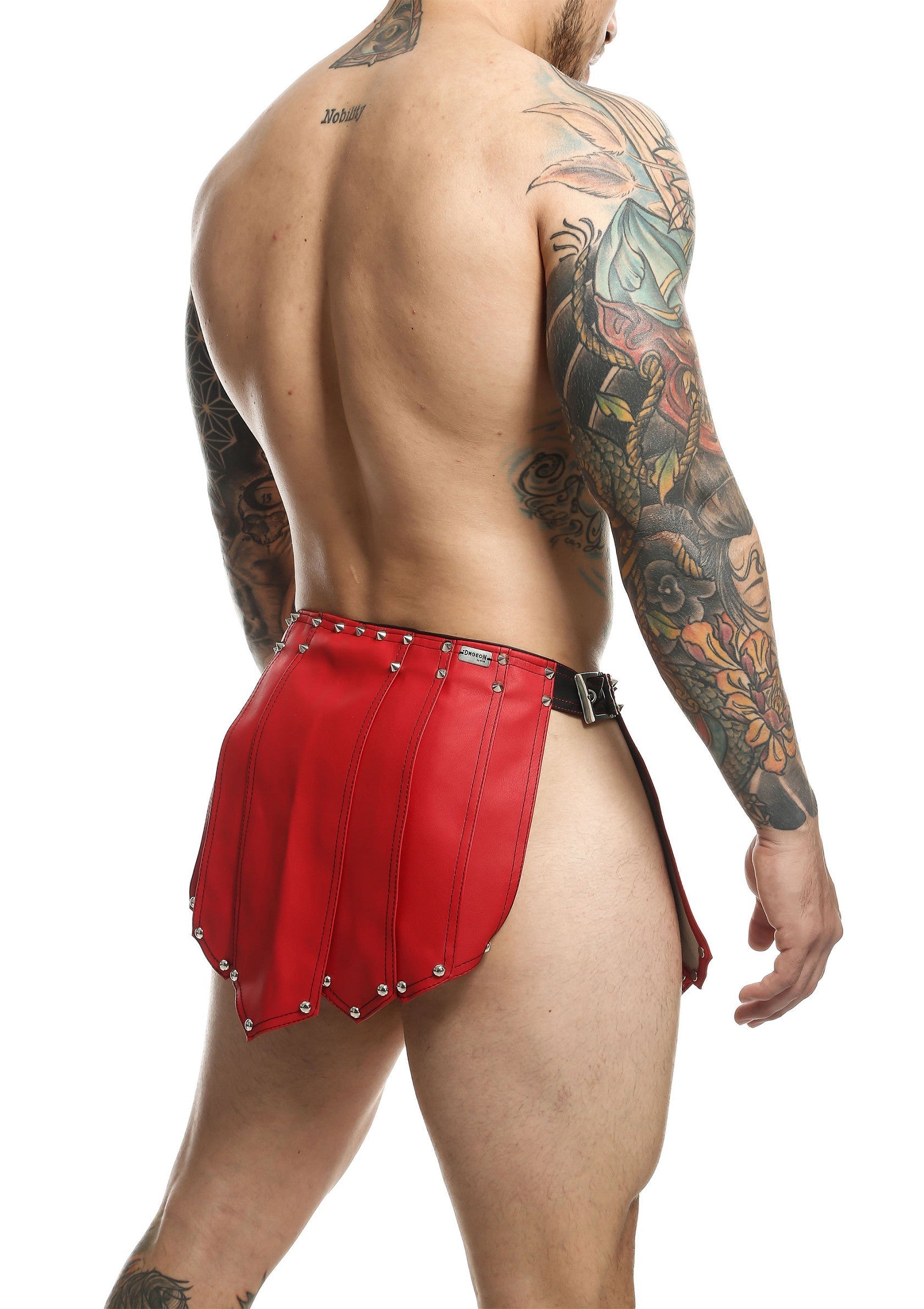 Jupe en cuir rouge pour homme, style gladiateur, accessoire de mode audacieux et original.; Rode leren rok voor mannen, gladiatorenstijl, gedurfd en origineel modeaccessoire.; Red leather skirt for men, gladiator style, bold and original fashion accessory.
