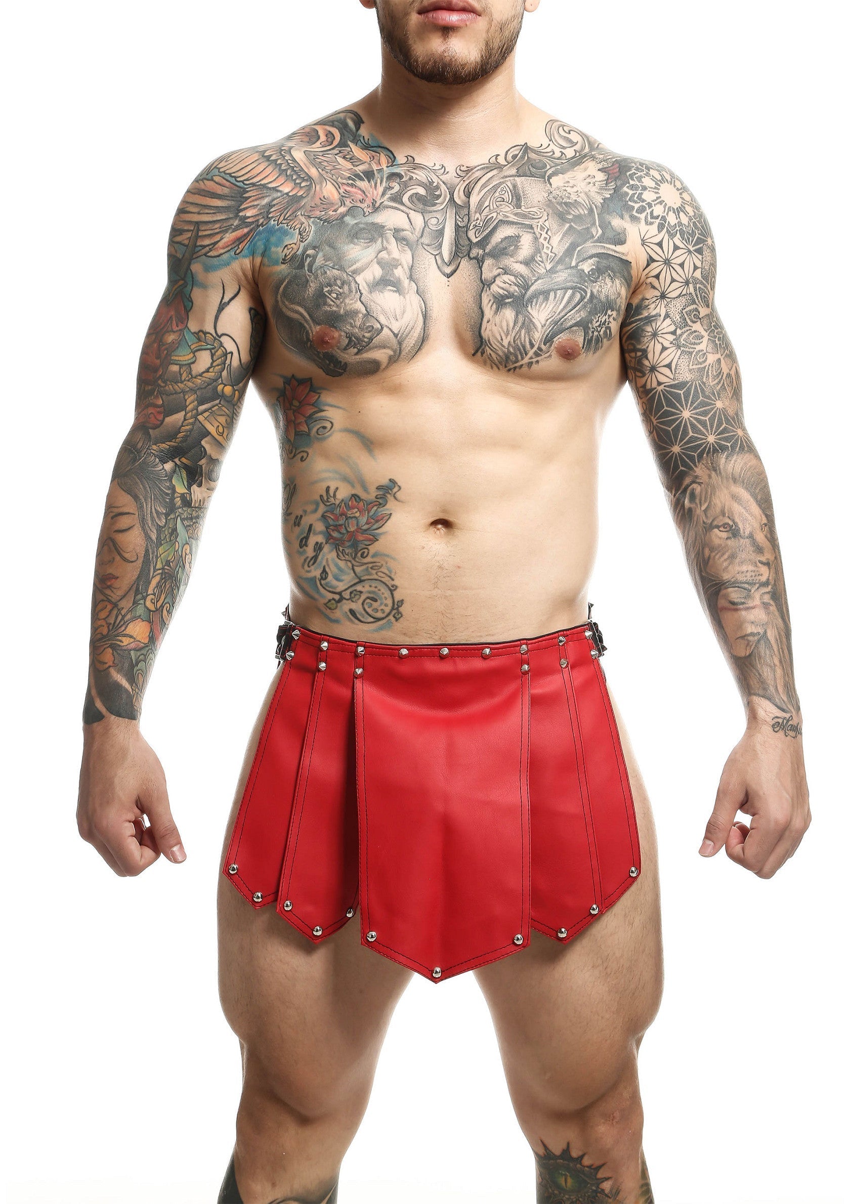 Jupe rouge en cuir cloutée pour homme. Mode masculine audacieuse et tendance pour une allure unique et stylée.; Rode leren rok met studs voor heren. Gedurfde en trendy herenmode voor een unieke en stijlvolle look.; Red studded leather skirt for men. Bold and trendy menswear for a unique and stylish look.