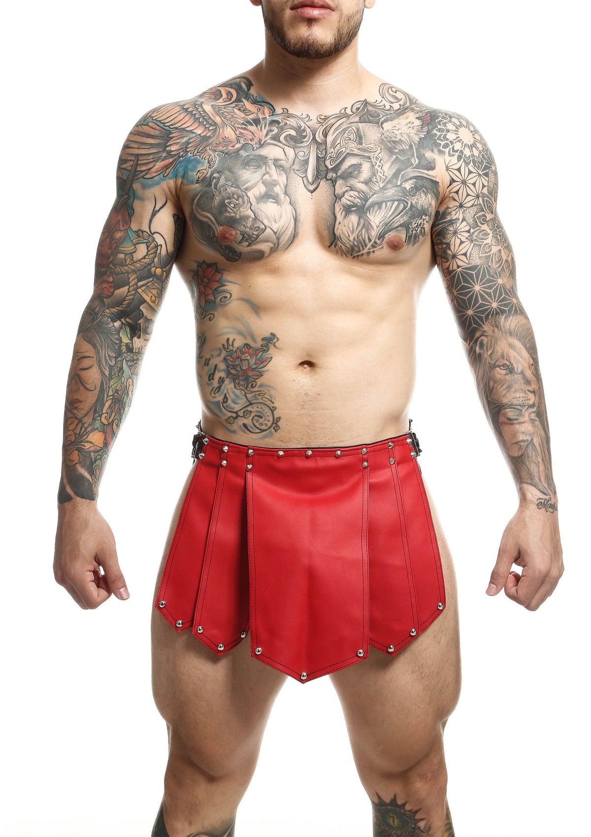 Jupe rouge en cuir cloutée pour homme. Mode masculine audacieuse et tendance pour une allure unique et stylée.; Rode leren rok met studs voor heren. Gedurfde en trendy herenmode voor een unieke en stijlvolle look.; Red studded leather skirt for men. Bold and trendy menswear for a unique and stylish look.