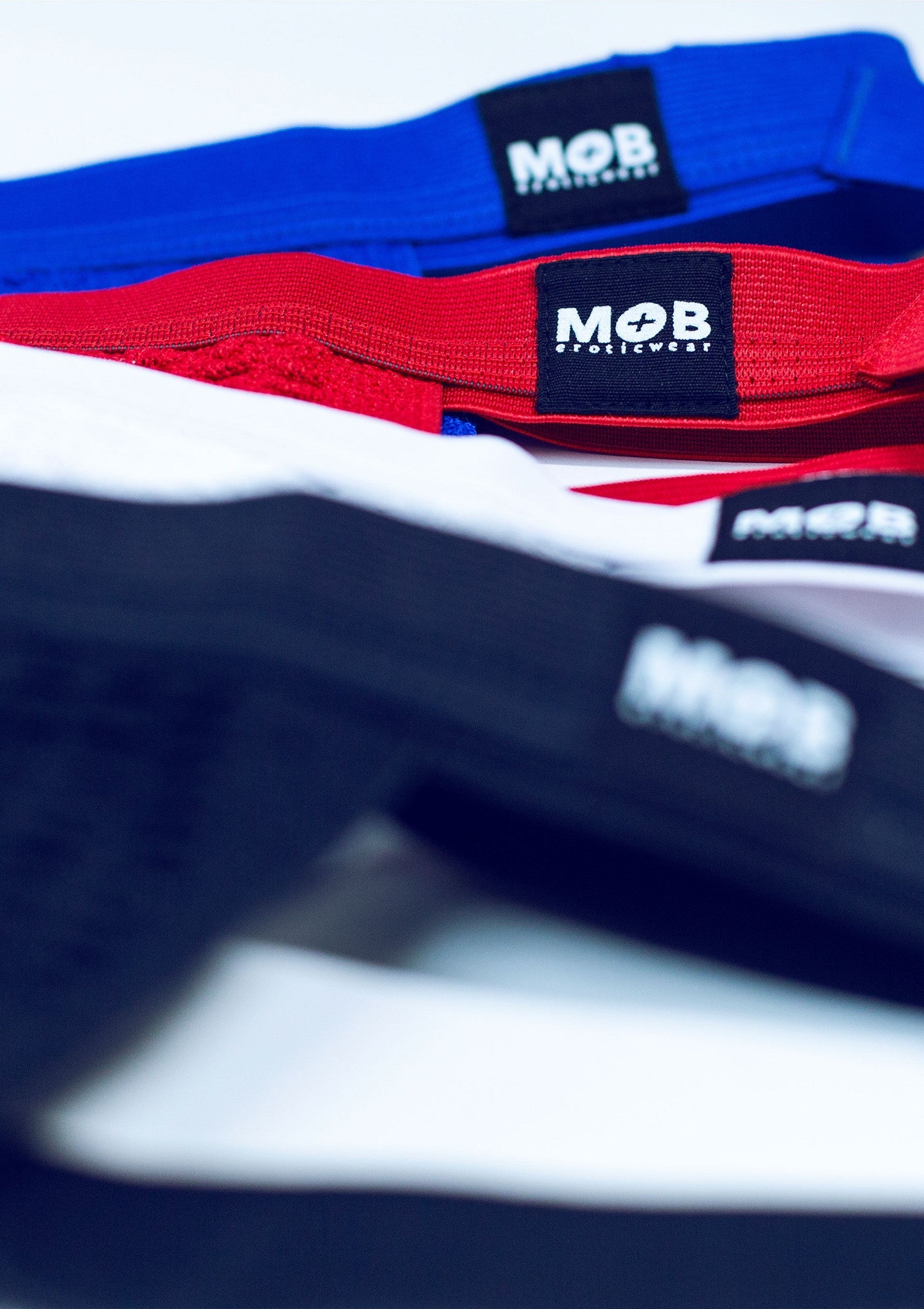 Jockstraps MOB : confort et maintien pour le sport. Disponible en plusieurs couleurs.; MOB jockstraps: comfort en ondersteuning tijdens het sporten. Beschikbaar in meerdere kleuren.; MOB jockstraps: comfort and support during sports. Available in multiple colors.
