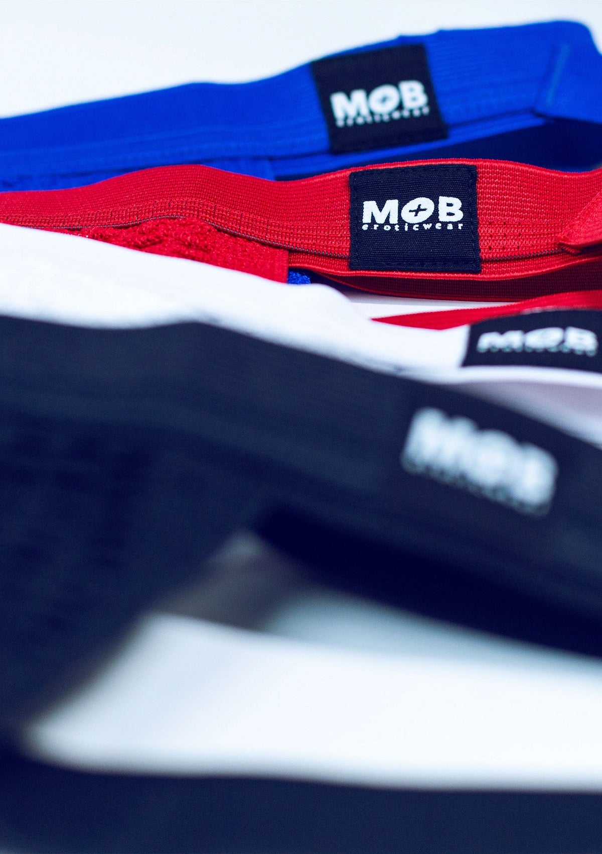 Jockstraps MOB : confort et maintien pour le sport. Disponible en plusieurs couleurs.; MOB jockstraps: comfort en ondersteuning tijdens het sporten. Beschikbaar in meerdere kleuren.; MOB jockstraps: comfort and support during sports. Available in multiple colors.