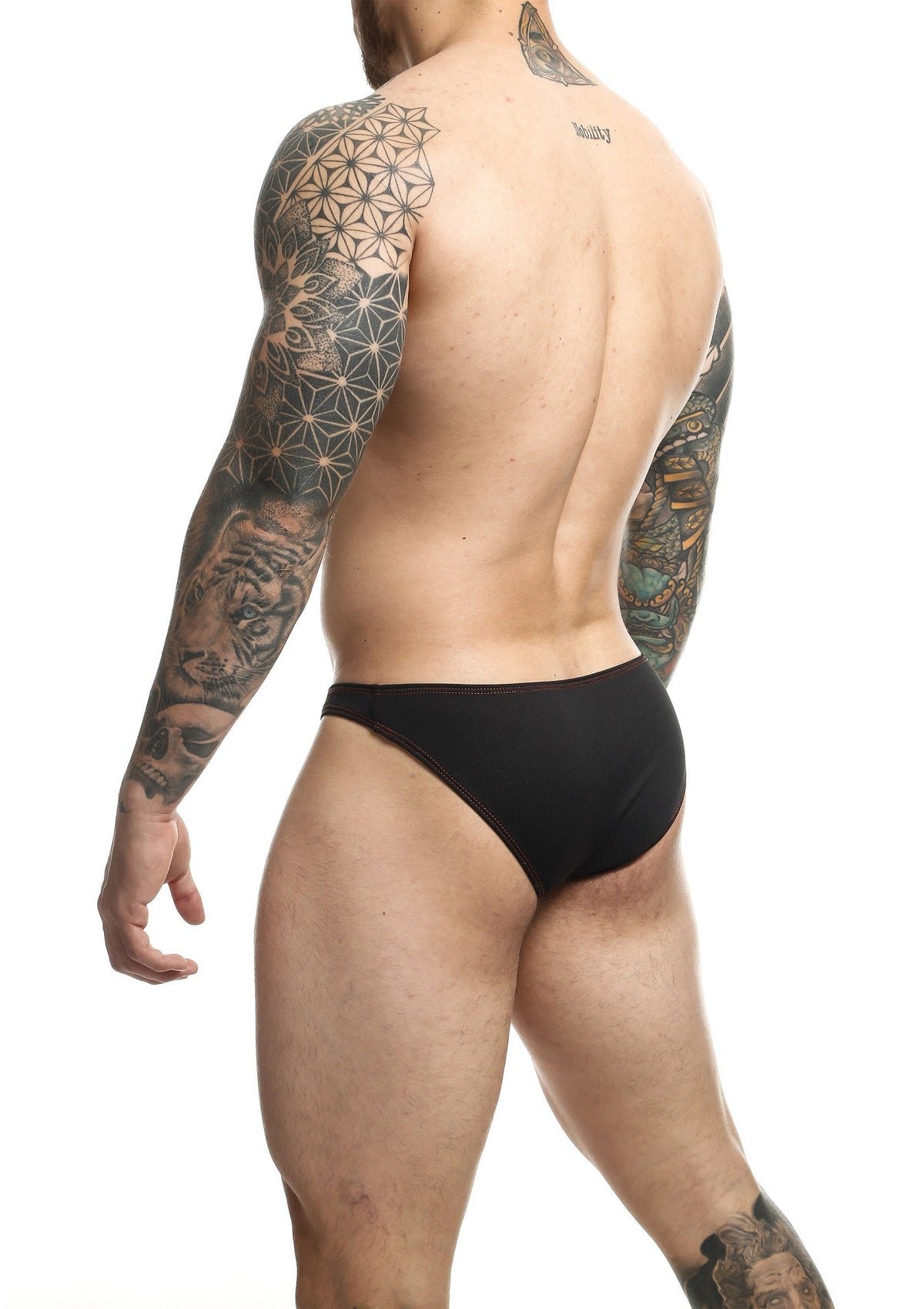 Slip de bain noir pour homme. Design épuré et confortable, parfait pour la natation ou le bronzage. Coupe seyante.; Zwarte zwemslip voor heren. Strak en comfortabel ontwerp, perfect om te zwemmen of zonnen. Flatterende pasvorm.; Men's black swim brief. Sleek, comfortable design perfect for swimming or tanning. Flattering fit.