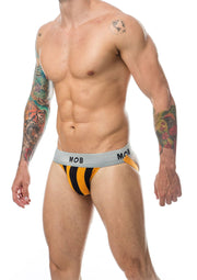 Slip MOB pour homme, rayures noires et jaunes. Sous-vêtement masculin confortable et élégant.; MOB heren slip, zwart-gele strepen. Comfortabel en stijlvol herenondergoed.; MOB men's brief, black and yellow stripes. Comfortable and stylish men's underwear.