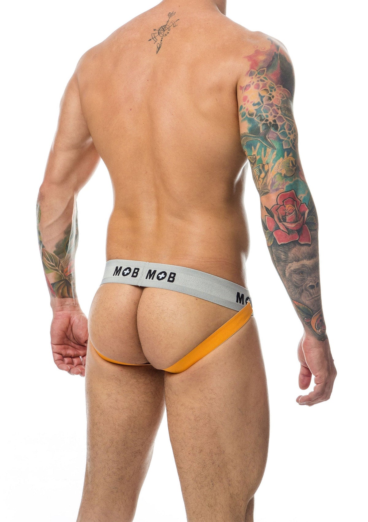 Jock-strap orange pour homme, dos musclé et tatoué, idéal pour le sport et le confort. Achetez maintenant!; Oranje heren jockstrap, gespierde en getatoeëerde rug, ideaal voor sport en comfort. Koop nu!; Men's orange jockstrap, muscular and tattooed back, ideal for sport and comfort. Shop now!
