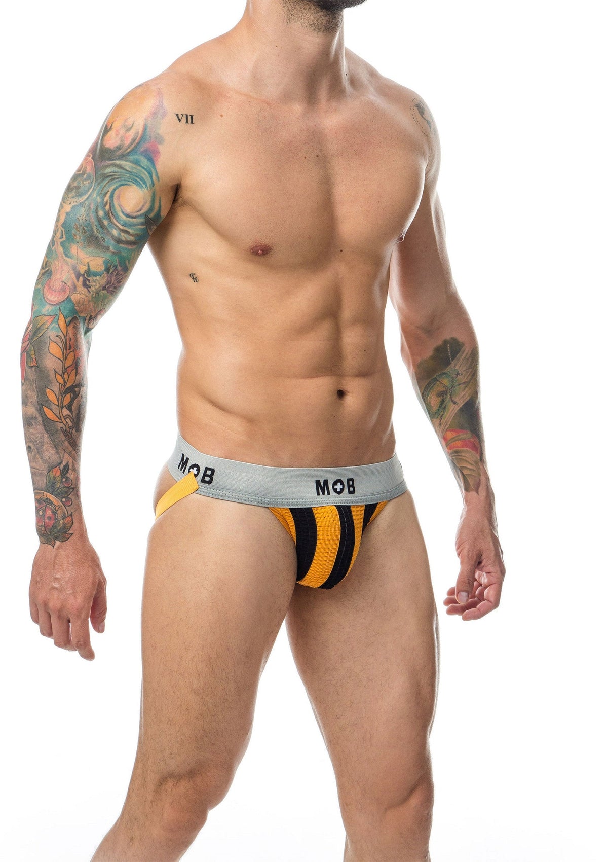 Jockstrap rayé noir et jaune pour homme. Sous-vêtement de sport masculin confortable et élégant.; Zwart-geel gestreepte jockstrap voor heren. Comfortabel en stijlvol mannelijk sportondergoed.; Men's black and yellow striped jockstrap. Comfortable and stylish male athletic underwear.