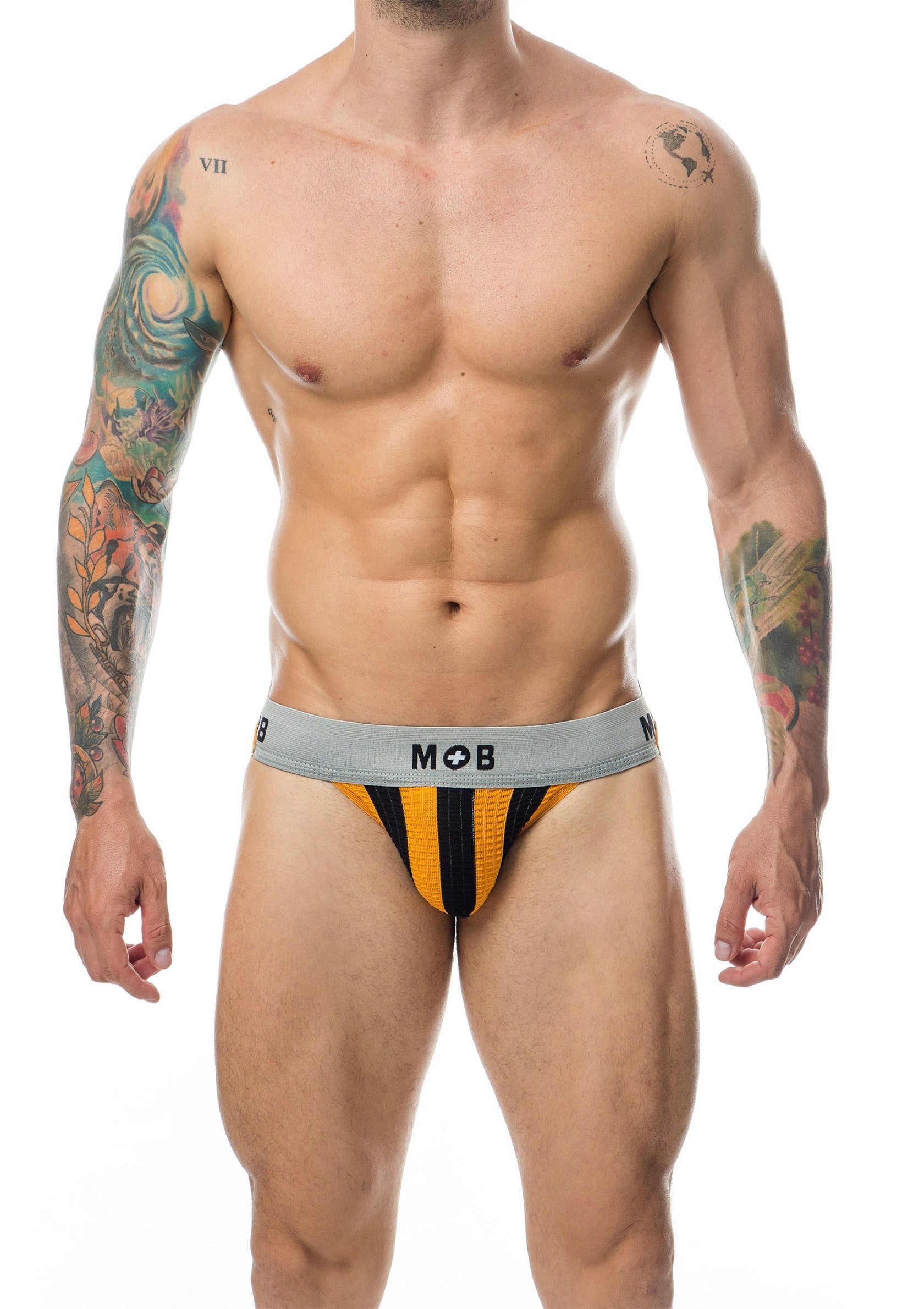 Slip pour homme rayé noir et jaune de la marque MOB.; Zwart en geel gestreepte herenjockstrap van het merk MOB.; Black and yellow striped men's jockstrap from the brand MOB.