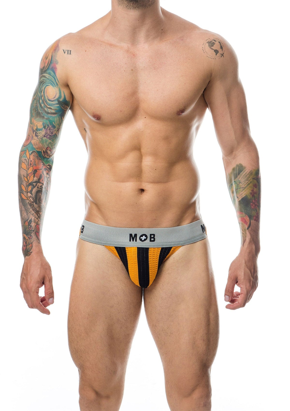 Slip pour homme rayé noir et jaune de la marque MOB.; Zwart en geel gestreepte herenjockstrap van het merk MOB.; Black and yellow striped men's jockstrap from the brand MOB.