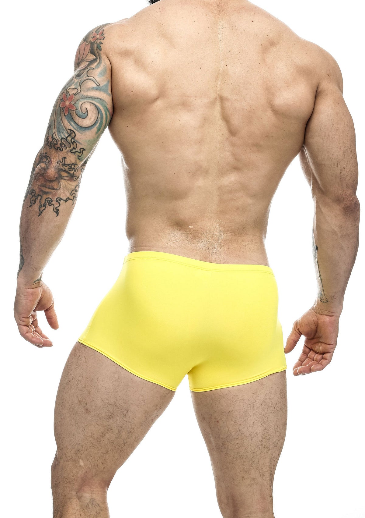 Boxer de bain jaune pour homme. Maillot de bain confortable et élégant.; Gele zwem boxer voor heren. Comfortabele en stijlvolle zwembroek.; Yellow swim trunks for men. Comfortable and stylish swimwear.