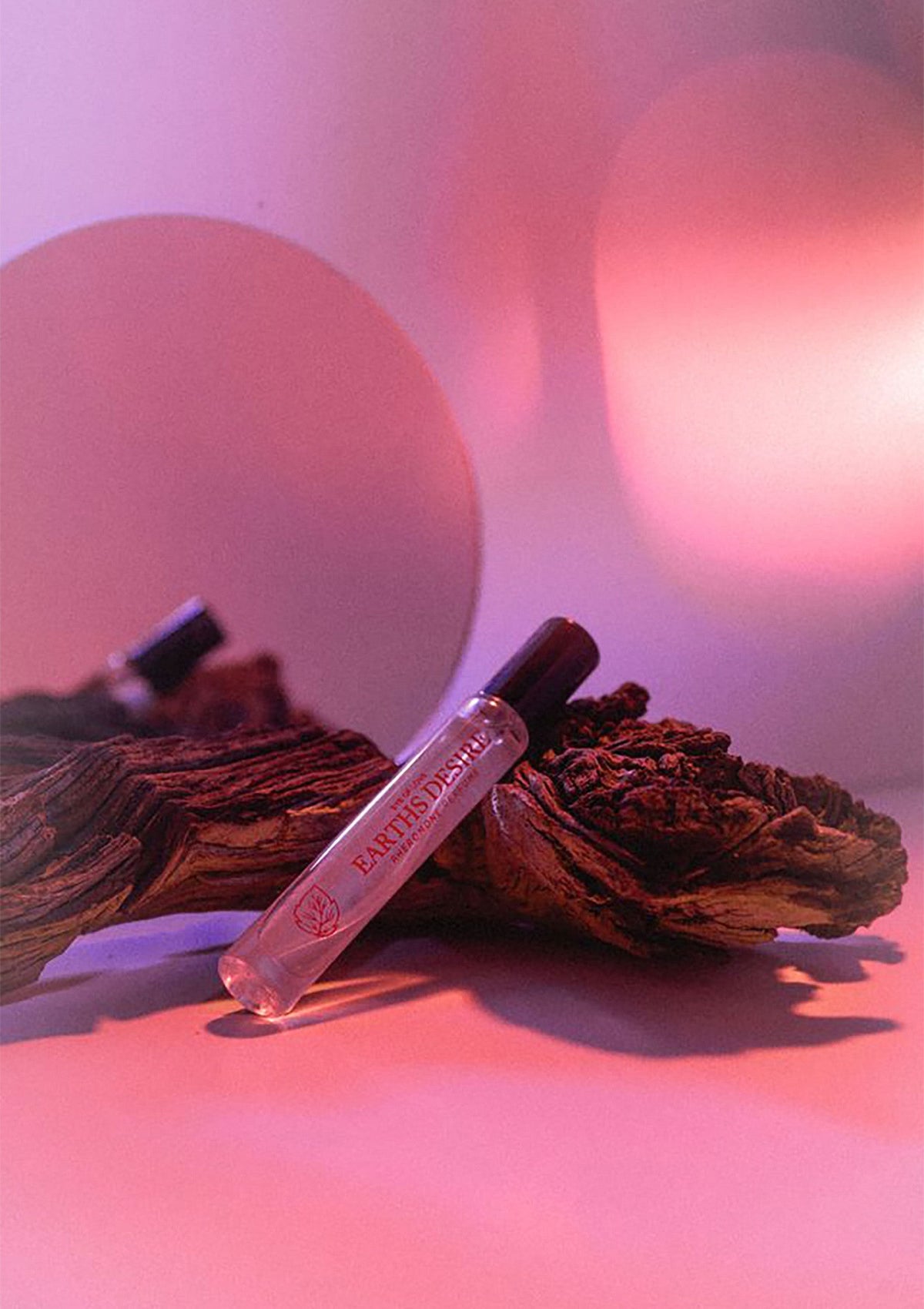 Parfum de luxe "Earth's Desire" avec un fond rose et une touche organique. Découvrez une senteur irrésistible.; Luxe "Earth's Desire" parfum met roze achtergrond en organische toets. Ontdek een onweerstaanbare geur.; Luxury 'Earth's Desire' perfume with pink backdrop & organic touch. Discover an irresistible scent.