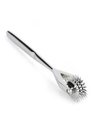 Roulette à picots en métal chromé pour stimulation sensorielle intense. Sensations uniques garanties.; Chrome metalen pinwheel voor intense sensorische stimulatie. Gegarandeerd unieke sensaties.; Chrome metal pinwheel for intense sensory stimulation. Guaranteed unique sensations.