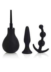 Kit d'hygiène et de plaisir intime noir comprenant une poire à lavement et des plugs anaux pour une exploration sensuelle.; Zwarte hygiëne- en genotsset voor intieme zones, inclusief een klysmaspuit en anale plugs voor sensuele exploratie.; Black hygiene and pleasure kit for intimate areas, including an enema bulb and butt plugs for sensual exploration.