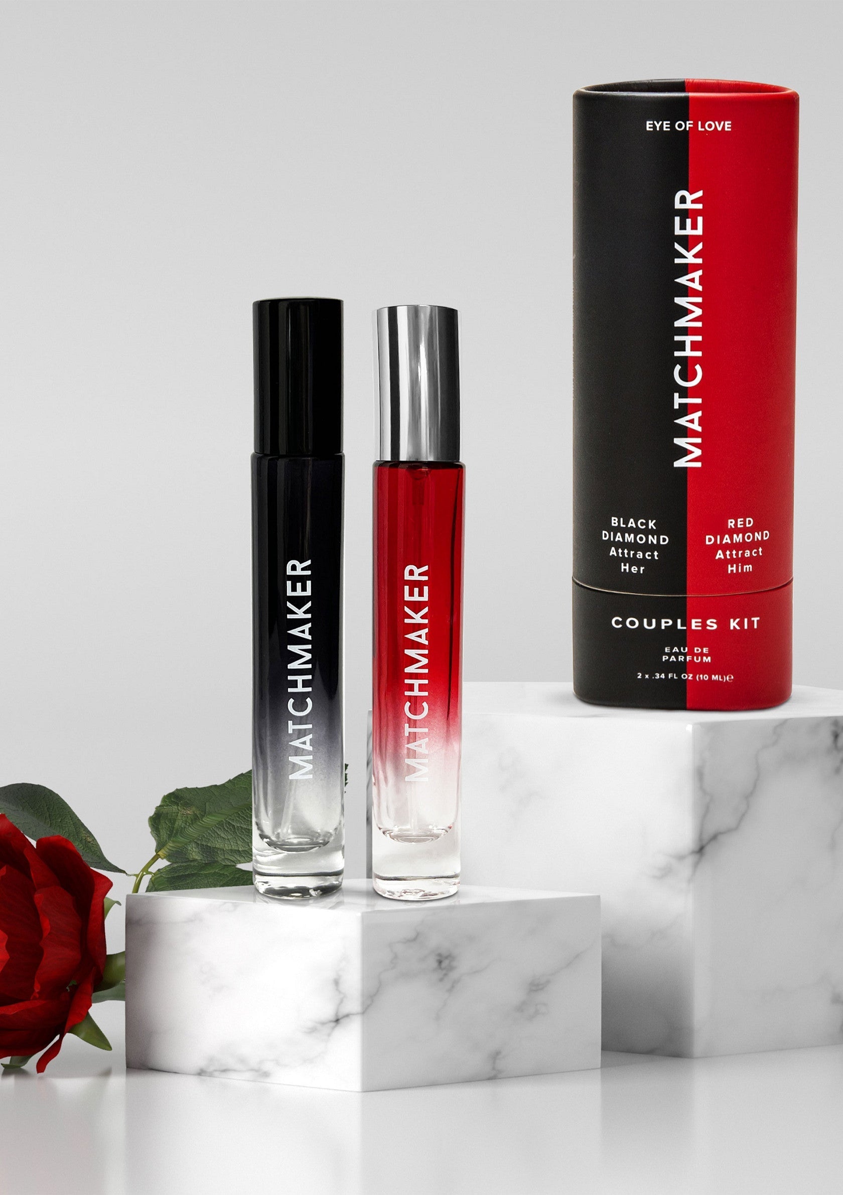 Kit de parfum Matchmaker pour couples : fragrances captivantes pour elle et lui. Laissez l'amour vous guider.; Matchmaker parfumset voor koppels: onweerstaanbare geuren voor haar en hem. Laat de liefde je leiden.; Matchmaker fragrance set for couples: captivating scents for him & her. Let love lead the way.