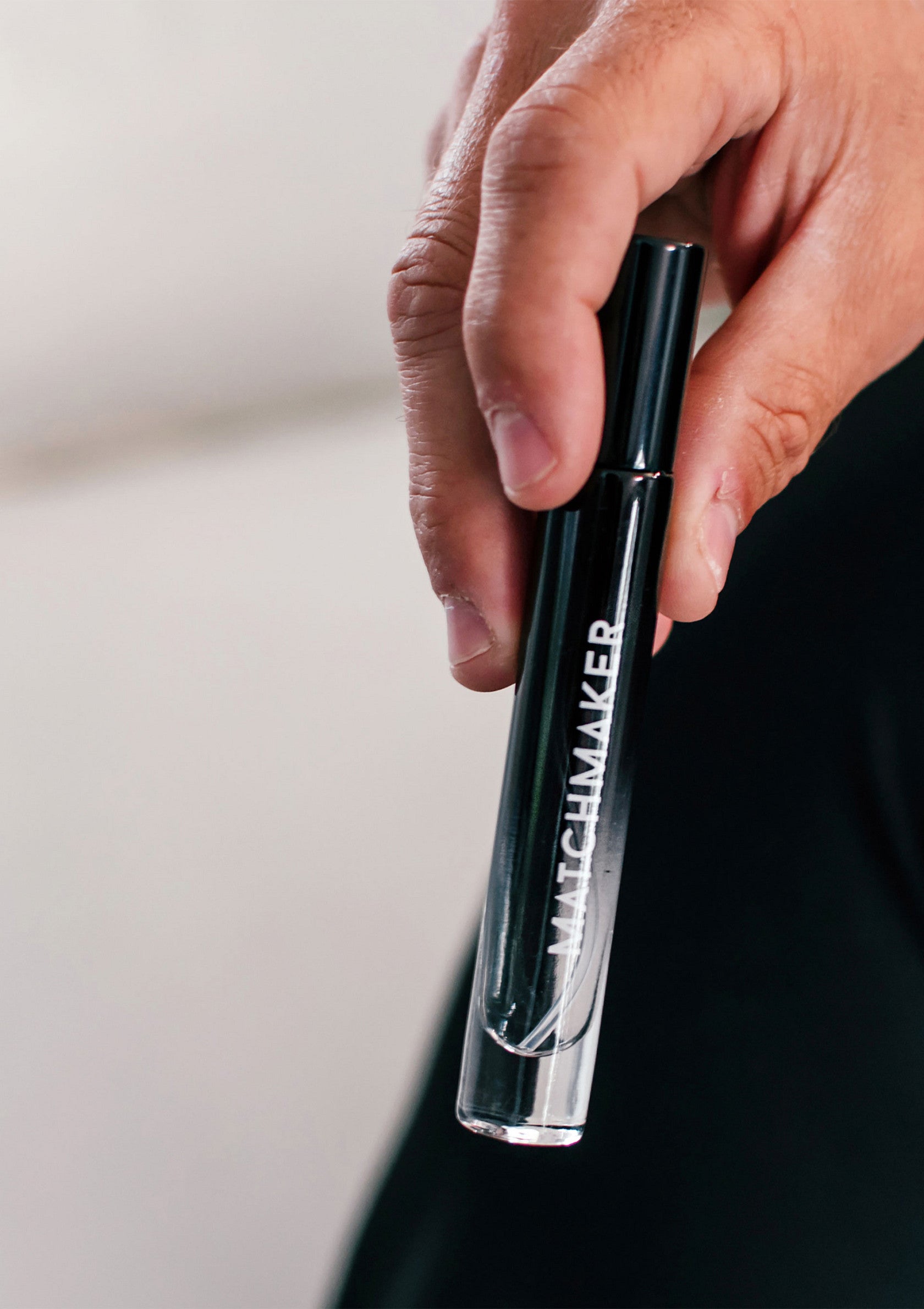 Flacon de parfum "Matchmaker" tenu en main. Parfum de luxe et élégant pour une touche de séduction.; Flesje "Matchmaker" parfum in de hand. Luxe en elegante geur voor een verleidelijke touch.; "Matchmaker" perfume bottle in hand. Luxury and elegant fragrance for a seductive touch.