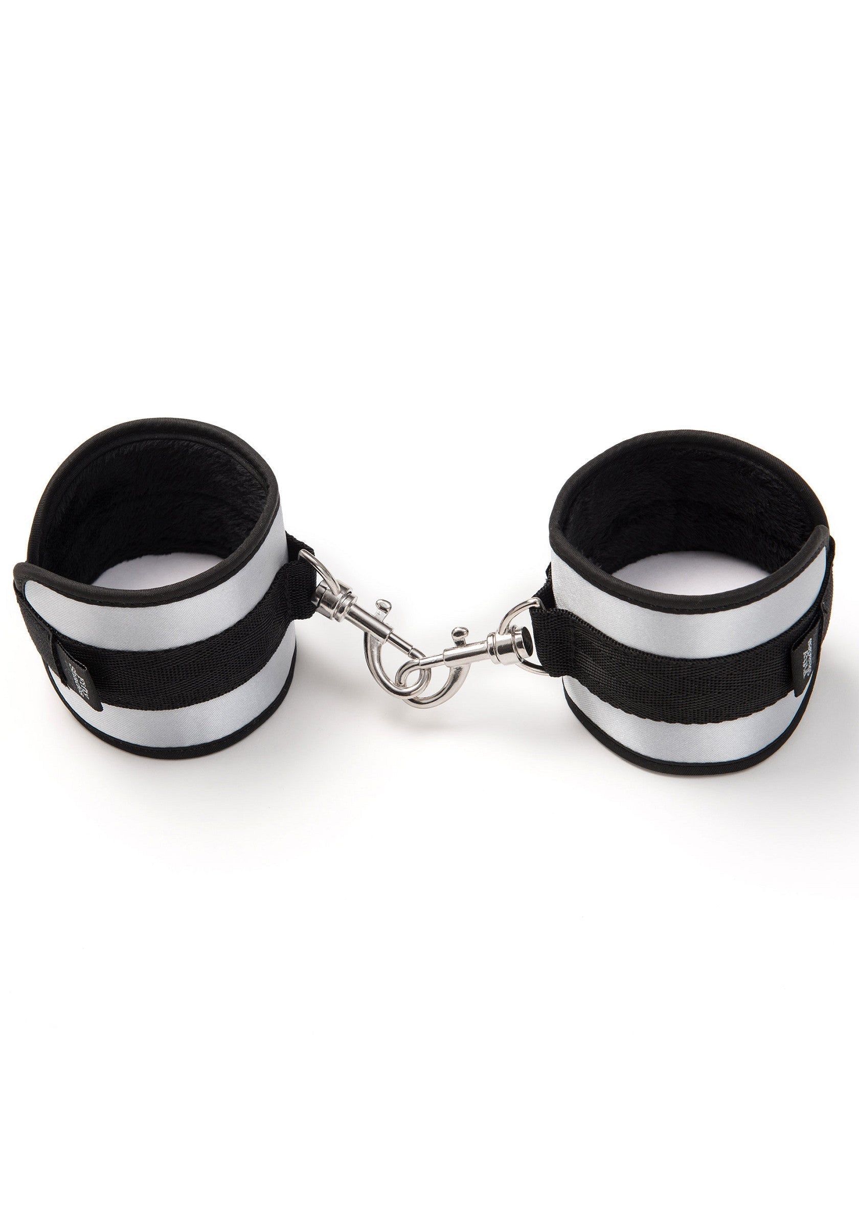 Menottes de cheville rembourrées noires et argentées, réglables et confortables pour des jeux de rôle.; Zwart-zilveren gewatteerde enkelboeien, verstelbaar en comfortabel voor rollenspellen.; Black and silver padded ankle cuffs, adjustable and comfortable for role play.