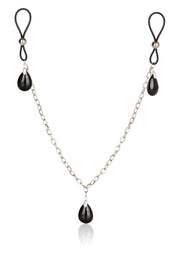 Pinces tétons avec chaîne et pierres noires pour un look coquin et élégant.; Tepelklemmen met ketting en zwarte stenen voor een ondeugende en elegante look.; Nipple clamps featuring chain and black stones for a naughty and elegant look.