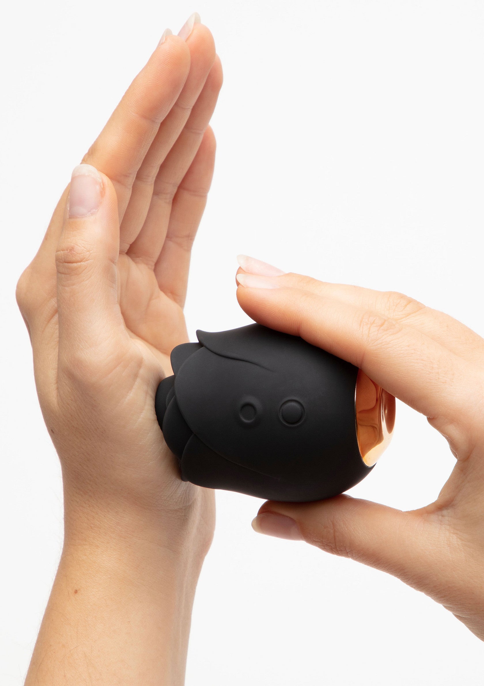 Masseur personnel en forme de rose noire et or, élégant et discret.; Stijlvolle en discrete persoonlijke massager in de vorm van een zwarte en gouden roos.; Stylish and discreet black and gold rose-shaped personal massager.