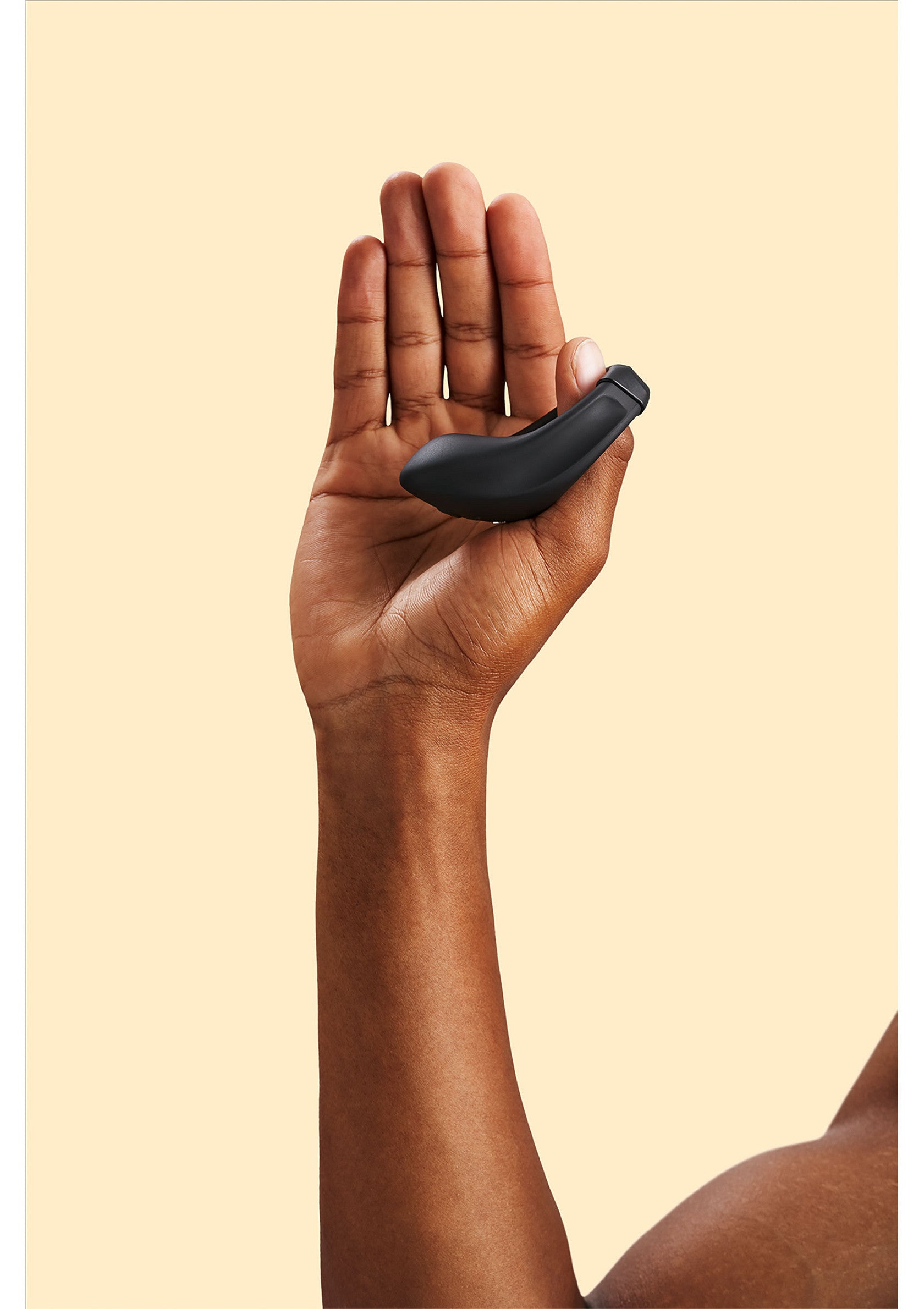 Main tenant un accessoire noir. Accessoires, mains, style.; Hand houdt een zwart accessoire vast. Accessoires, handen, stijl.; Hand holding a black accessory. Accessories, hands, style.